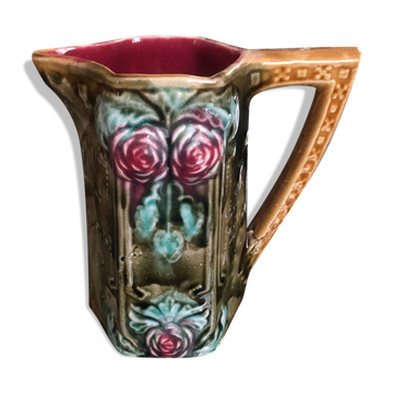 Onnaing slip pitcher