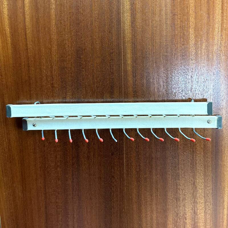 Vintage/mid-century kledingkast.