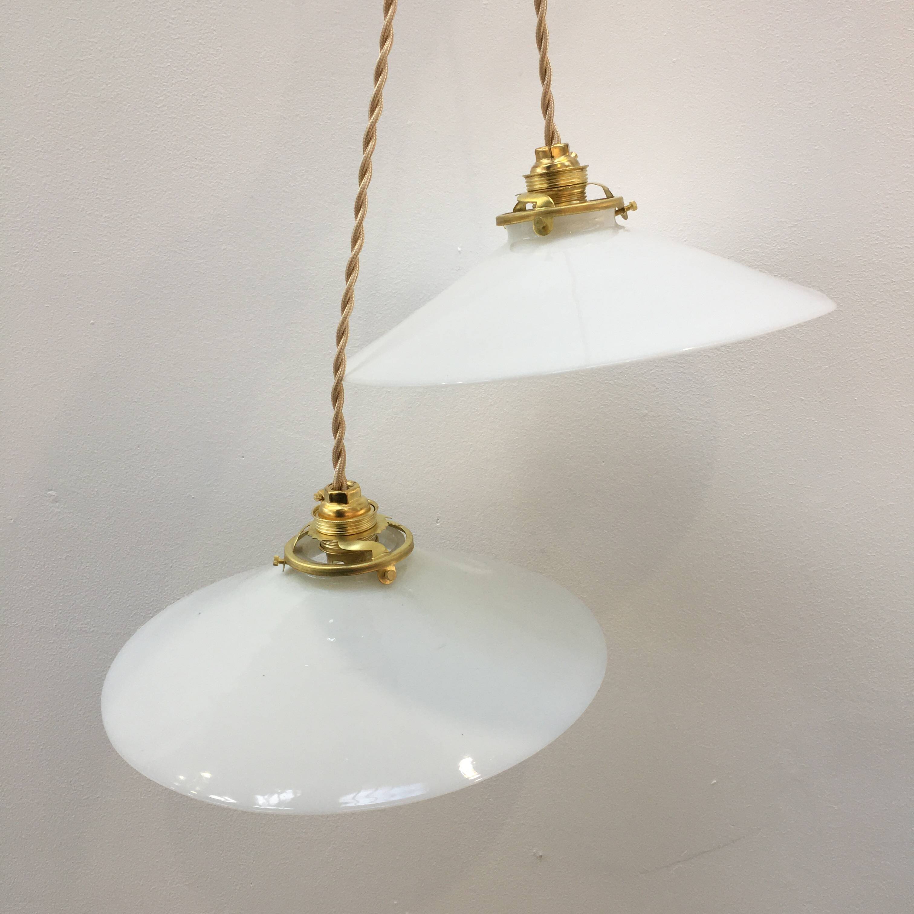 Série de deux suspensions vintage en opaline blanche