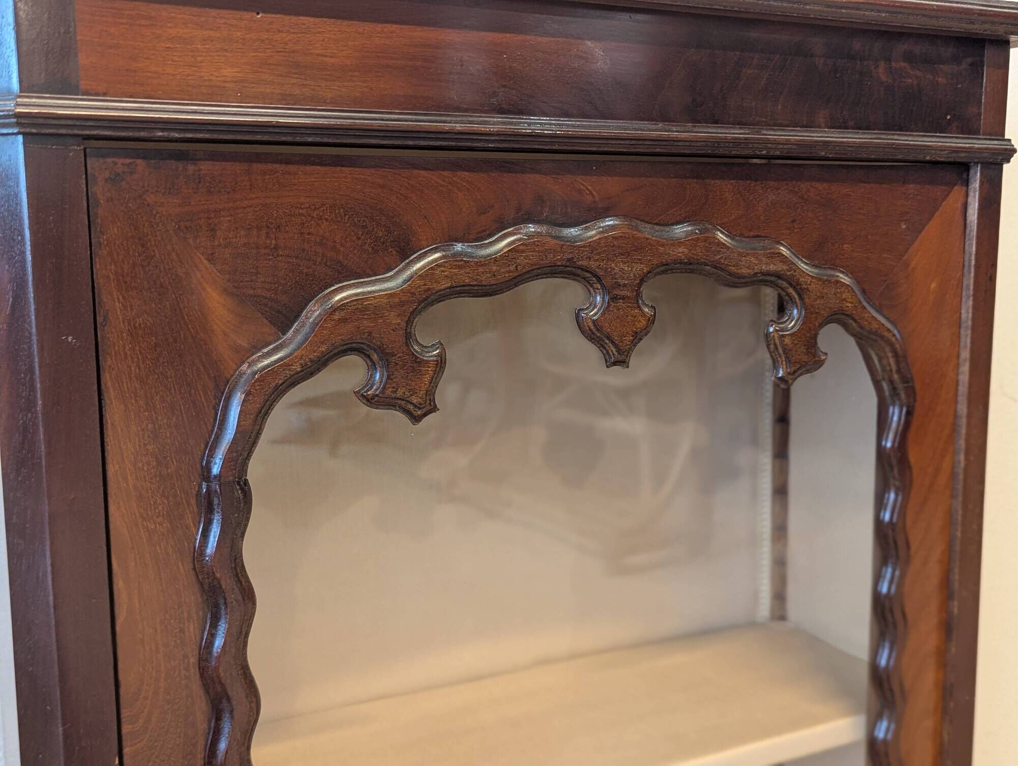 Mahogany display cabinet from the late 19th century, for standing or wall mounting.