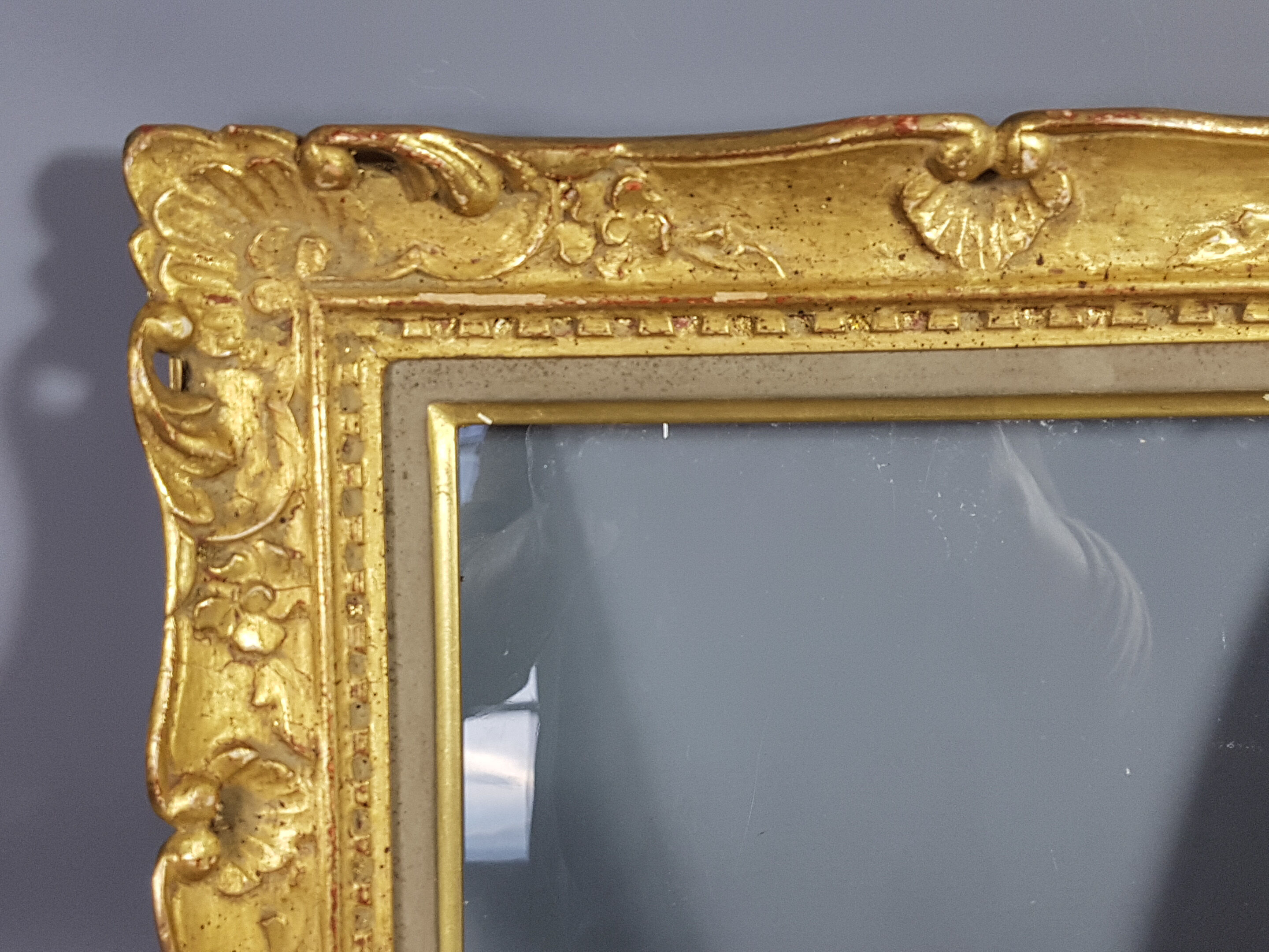 Old frame carved gilded wood 38x32 cm, leafing 26.3x20.3 cm
