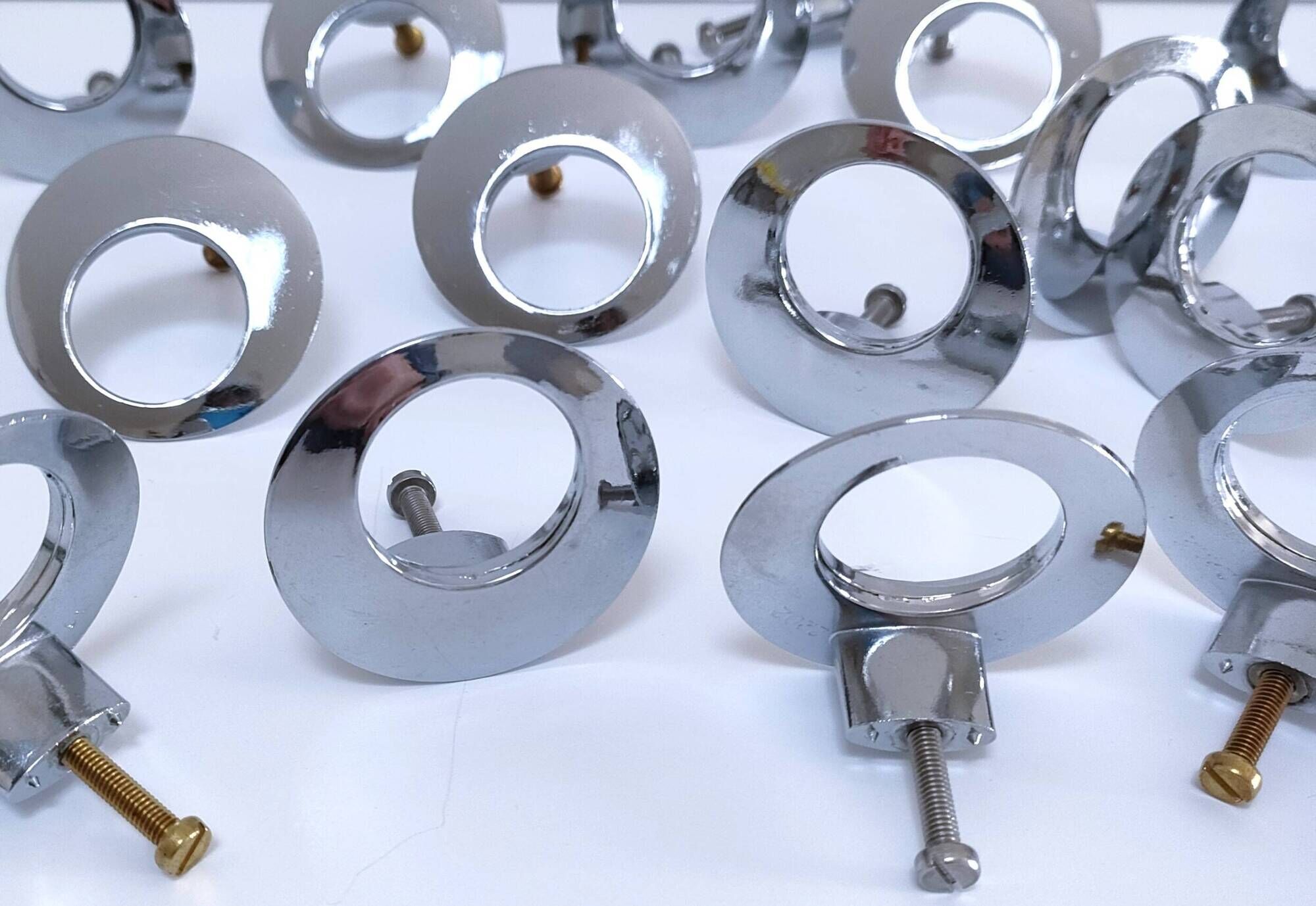 Lot de 18 boutons de meuble métal chromé design années 70