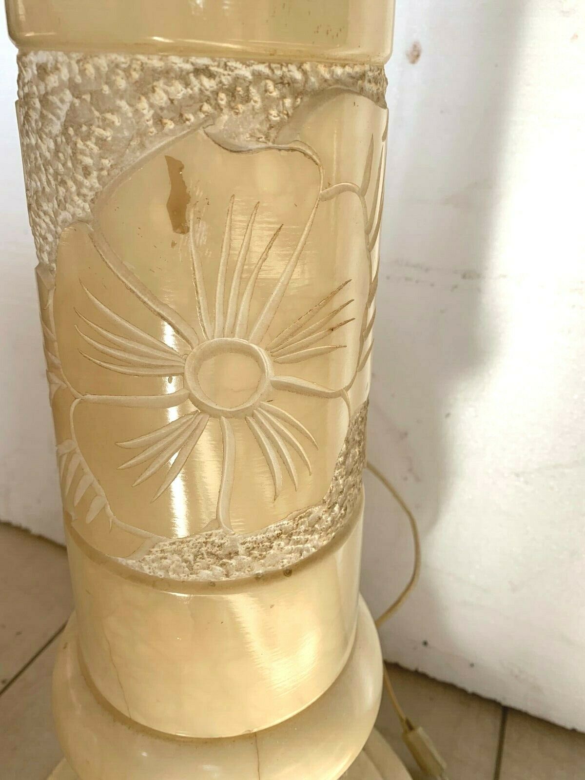 Column and vase lamp in alabaster with 20th century floral decoration