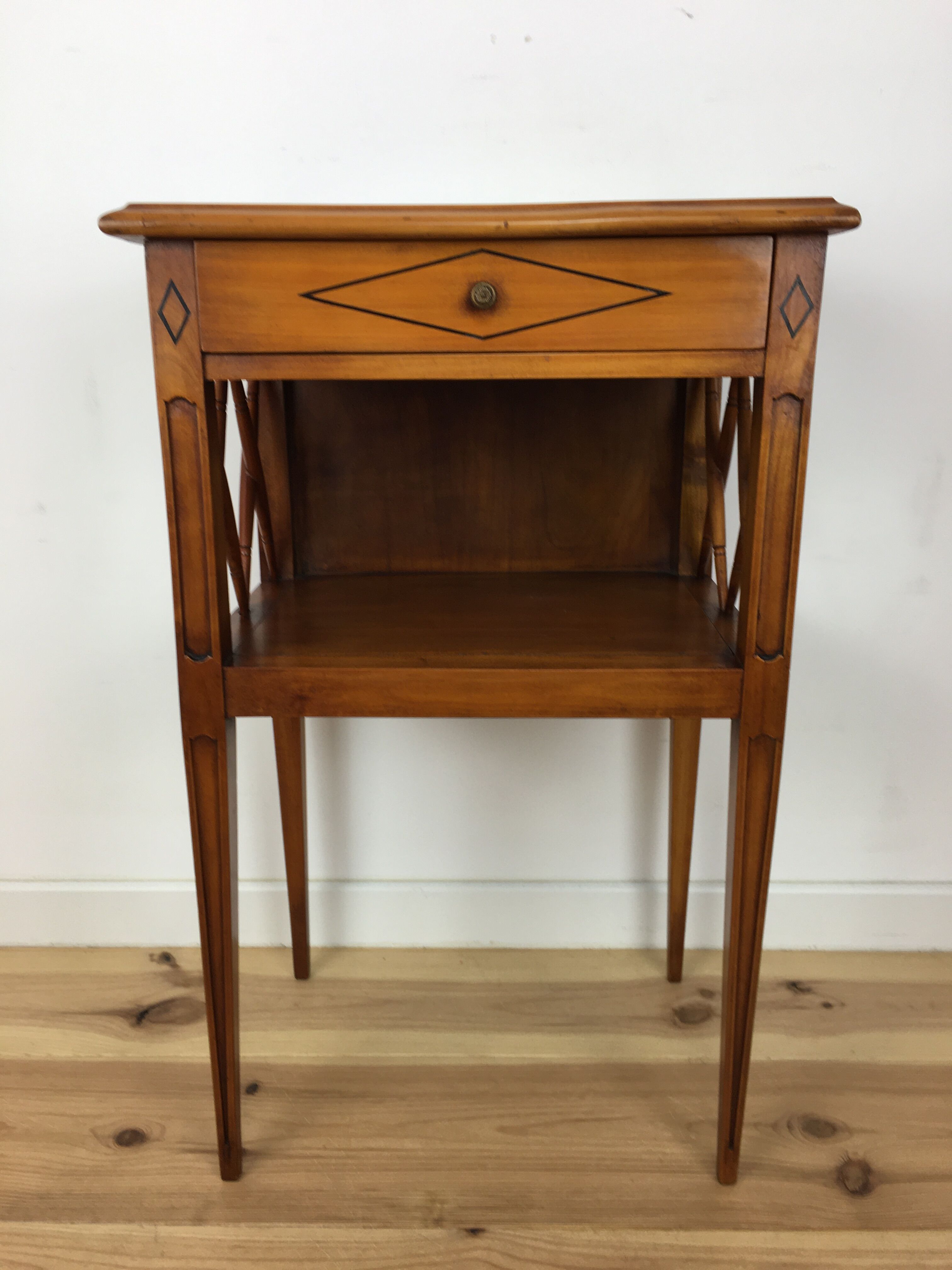 Bedside Directory Style, Louis XVI