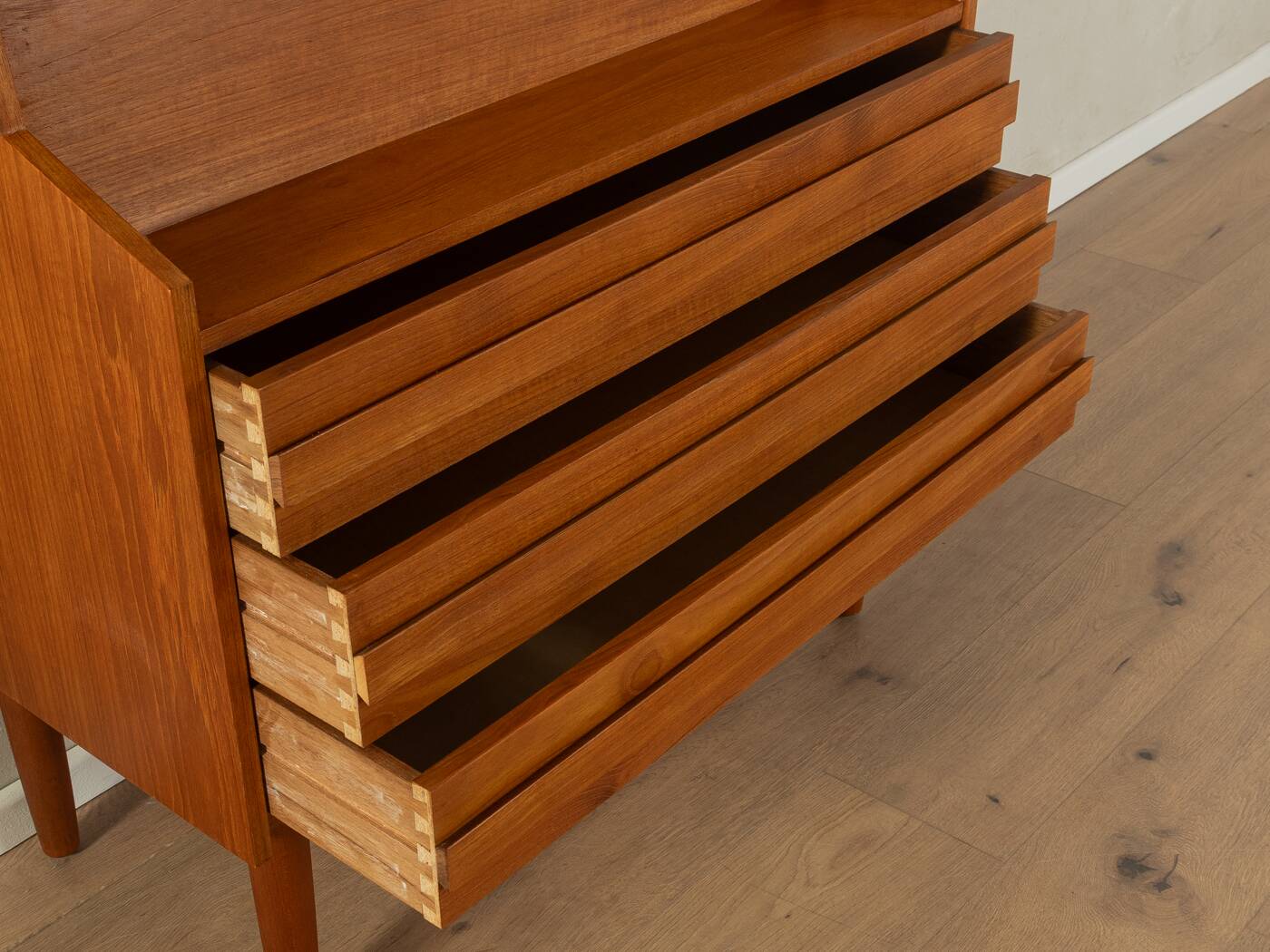 1960s bureau, Rooval