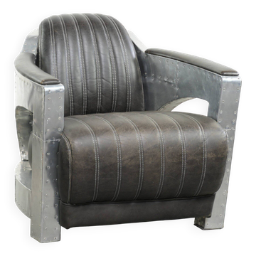 Fauteuil aviateur en cuir de vachette, fini avec de l'aluminium et des rivets.