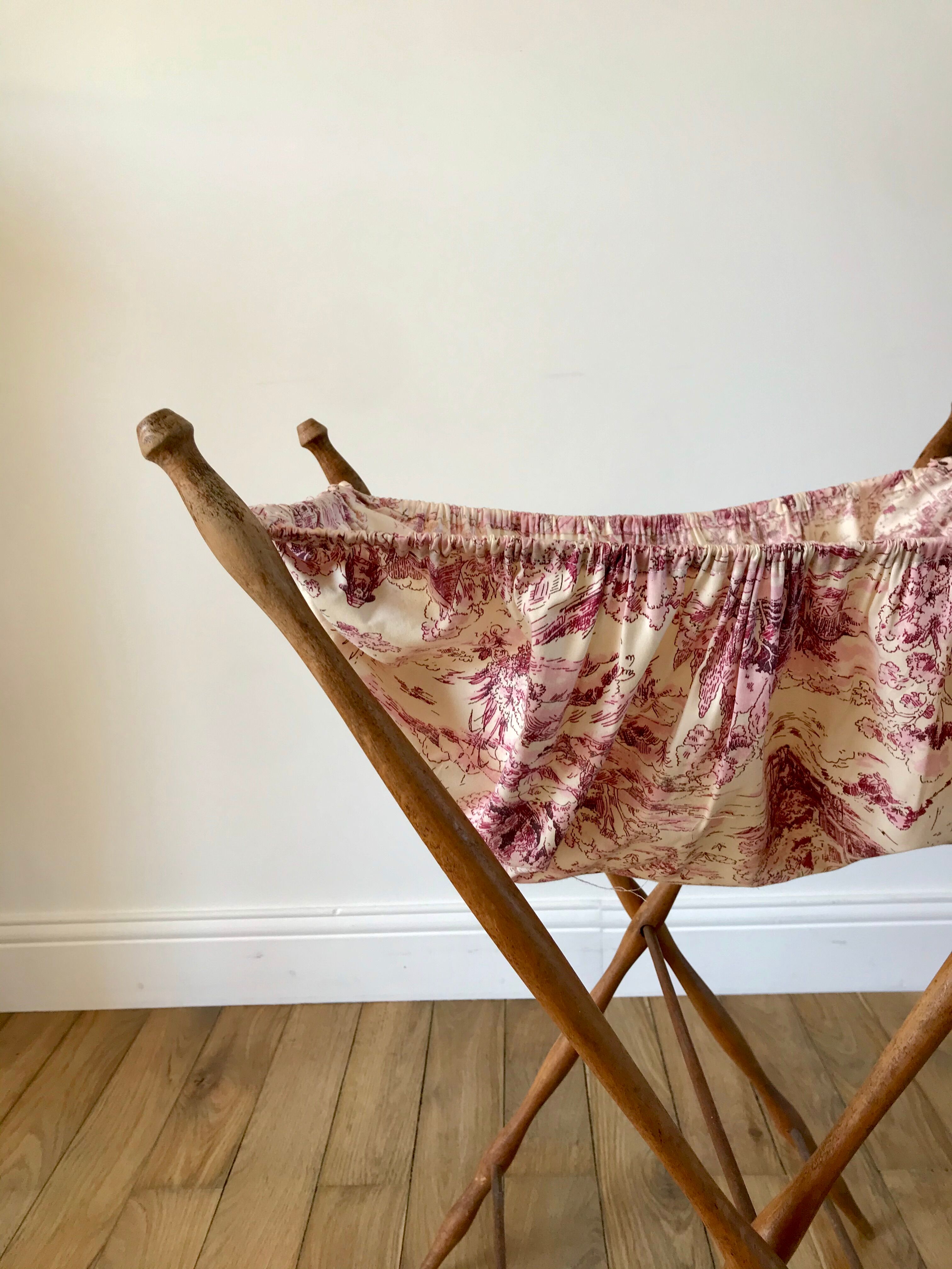 Travailleuse / panier sur pied ancien en bois de hêtre et toile de jouy début xx