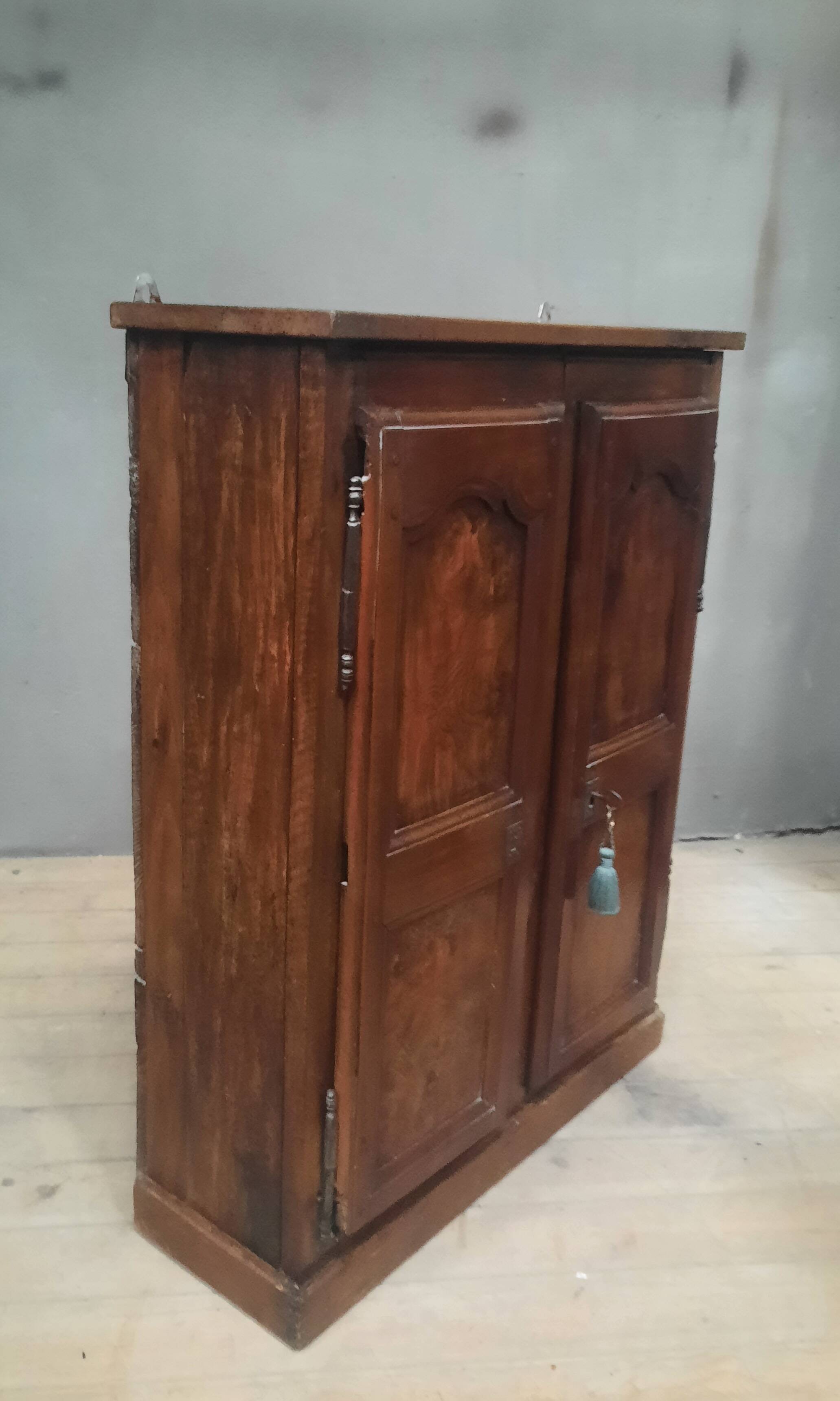 Bressane armoirette with 2 doors