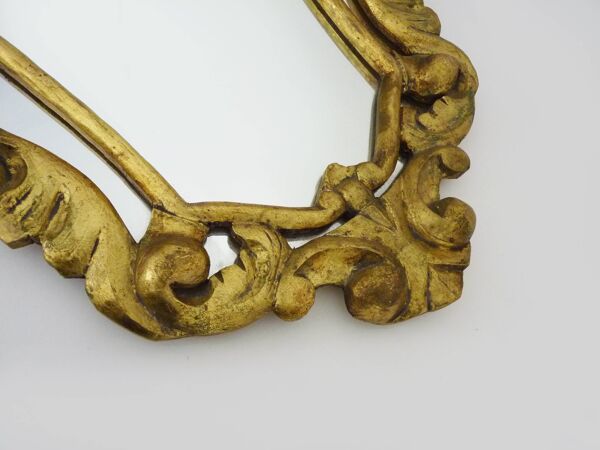 Ancien miroir mural en bois et stuc doré à décor de coquillage, miroir à fronton style Louis XV
