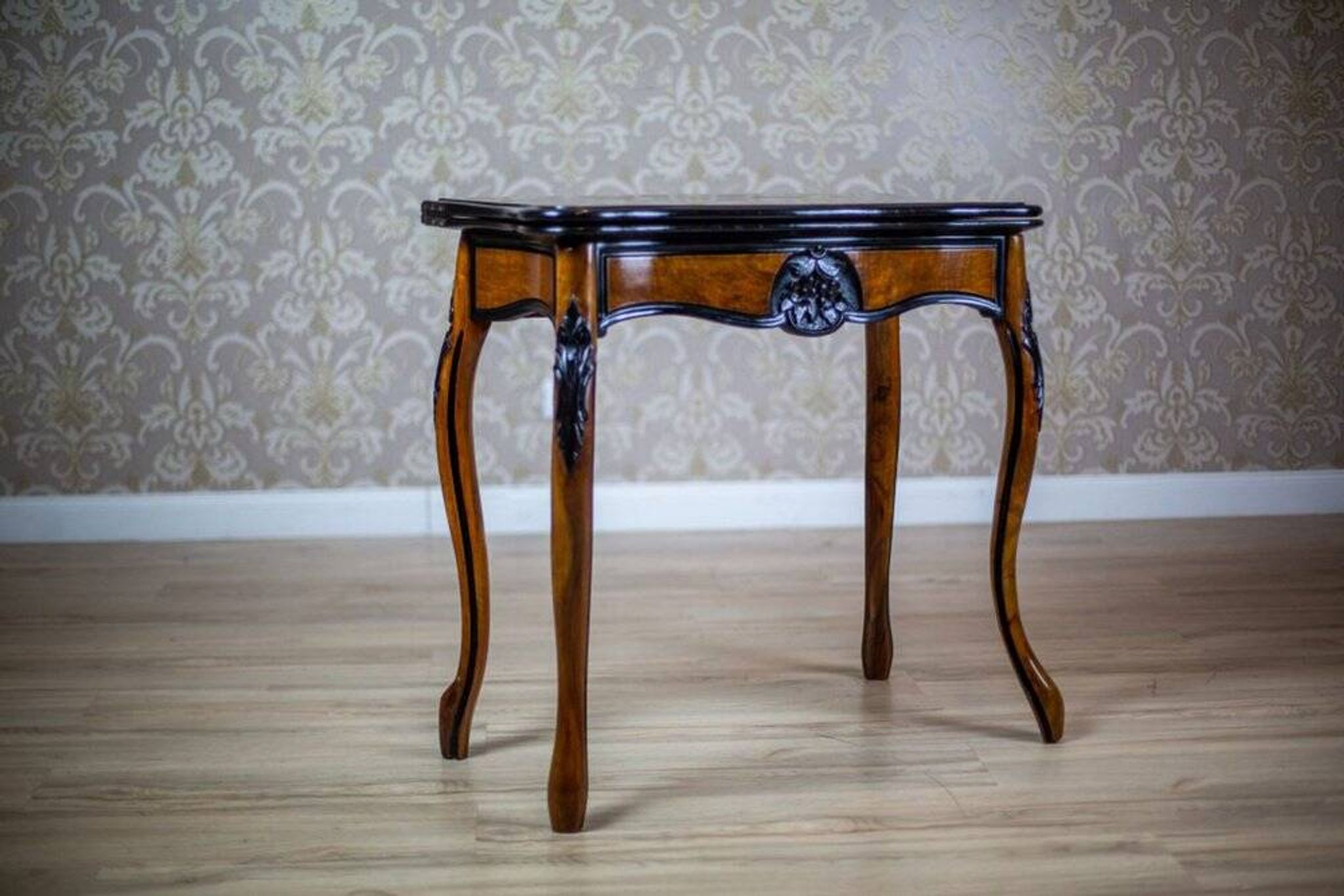 Table de jeu en noyer Louis Philippe antique, années 1890.