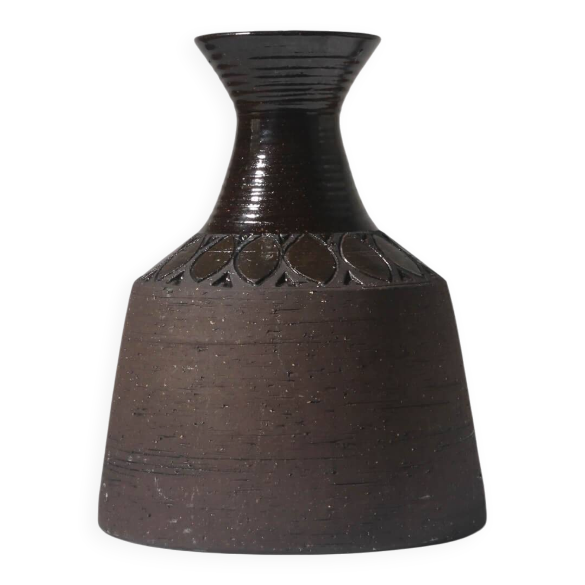 Vase en céramique brun ethnique du milieu du siècle, signé