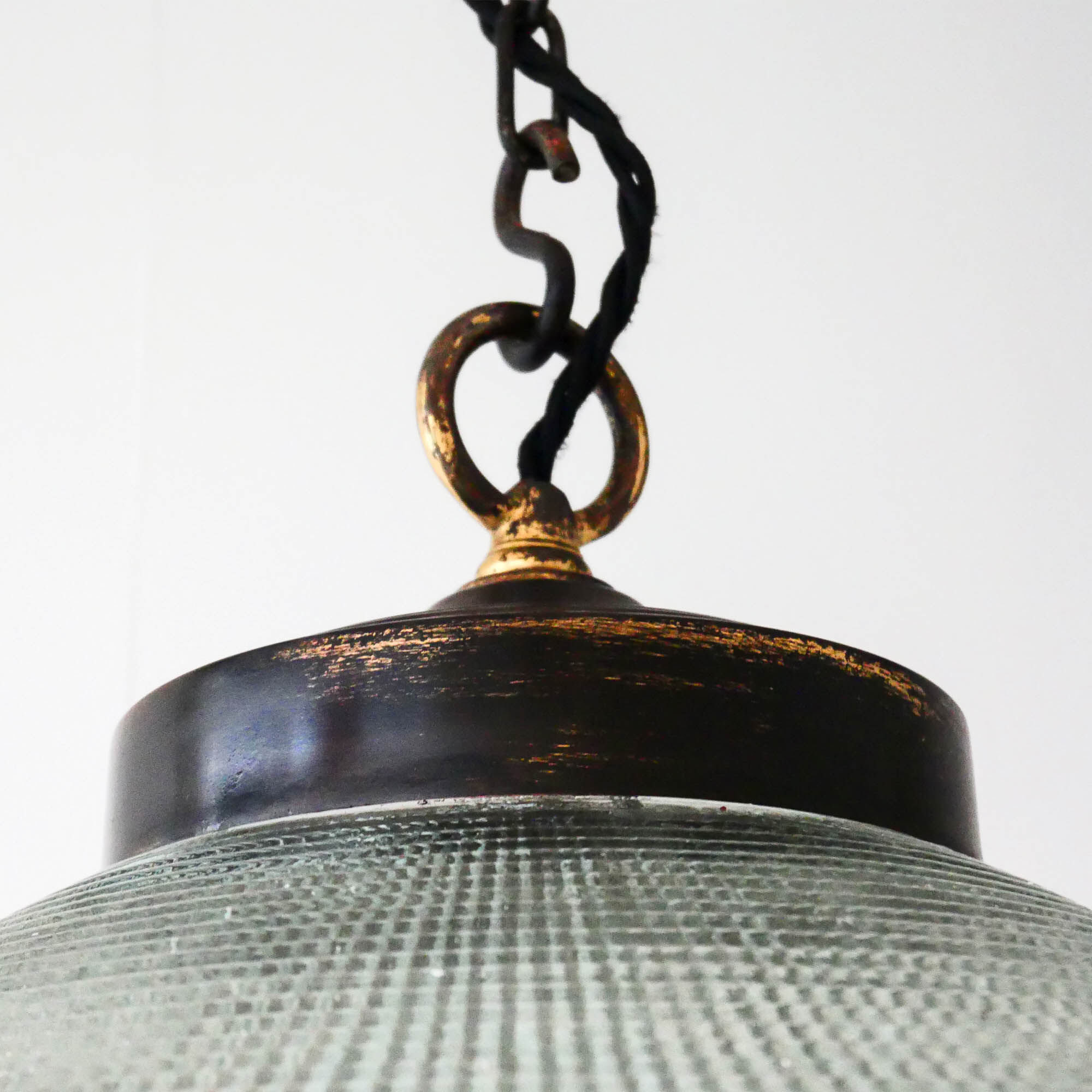 “Ellipse” pendant light in glass and patinated brass.