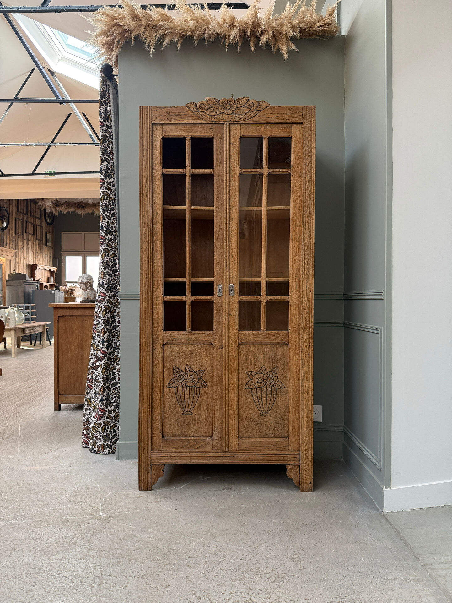 Parisian Art Deco display cabinet in oak (renovated)