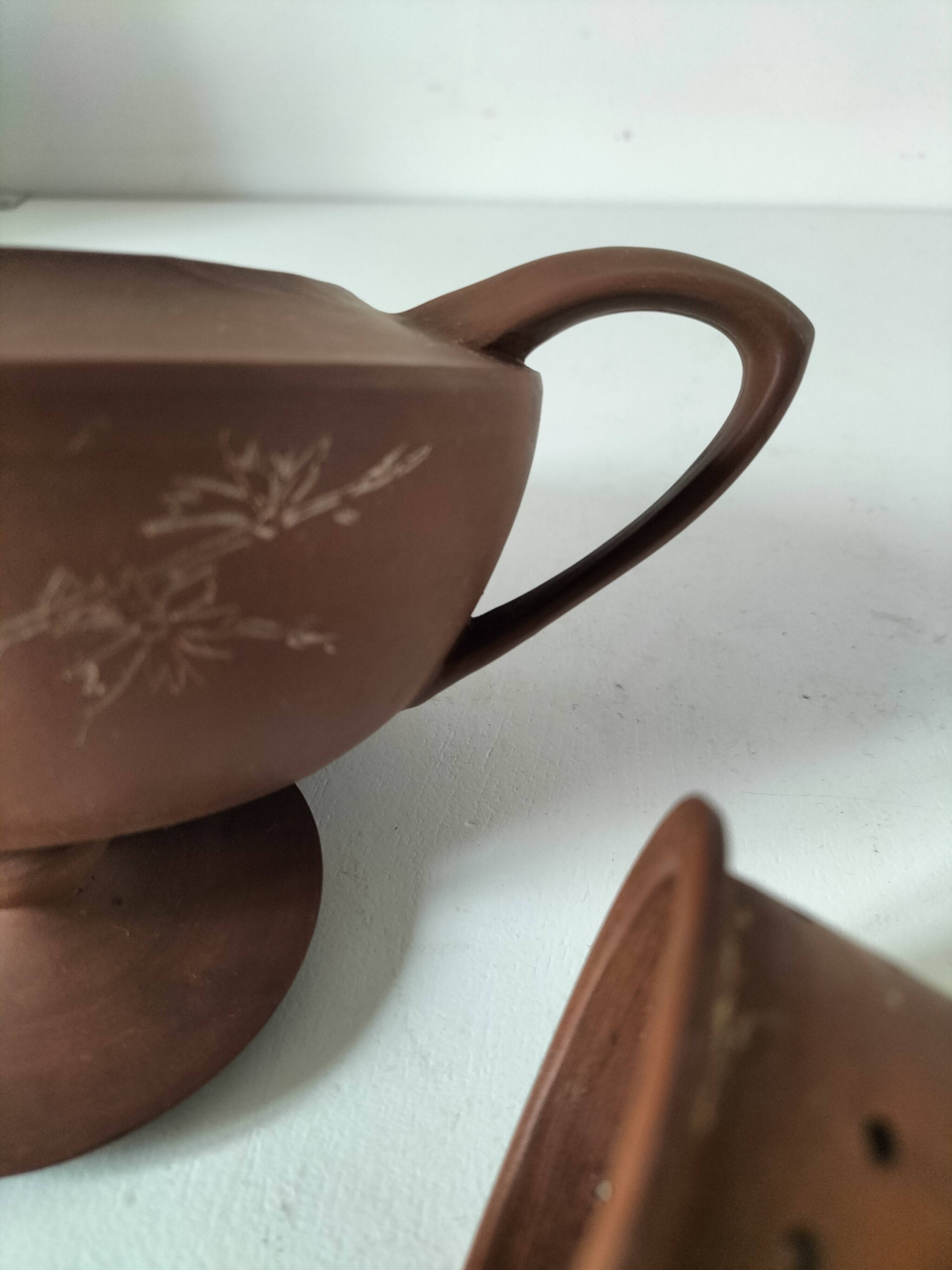 Japanese teapot in red clay engraved with integrated filter.