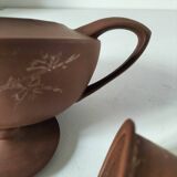 Japanese teapot in red clay engraved with integrated filter.