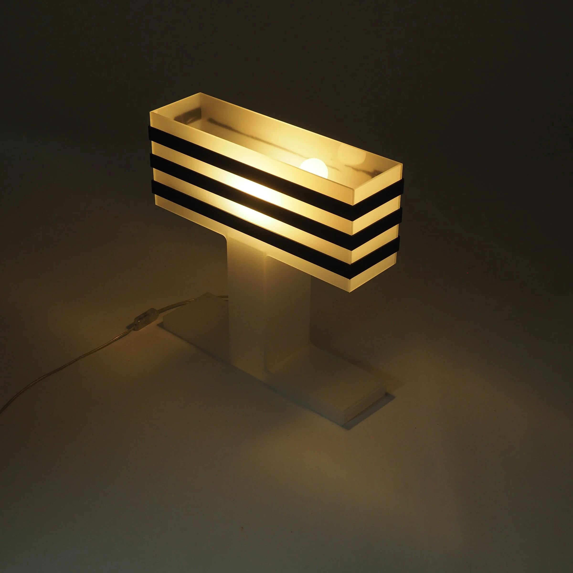 Lampe de table en plexiglas moderniste