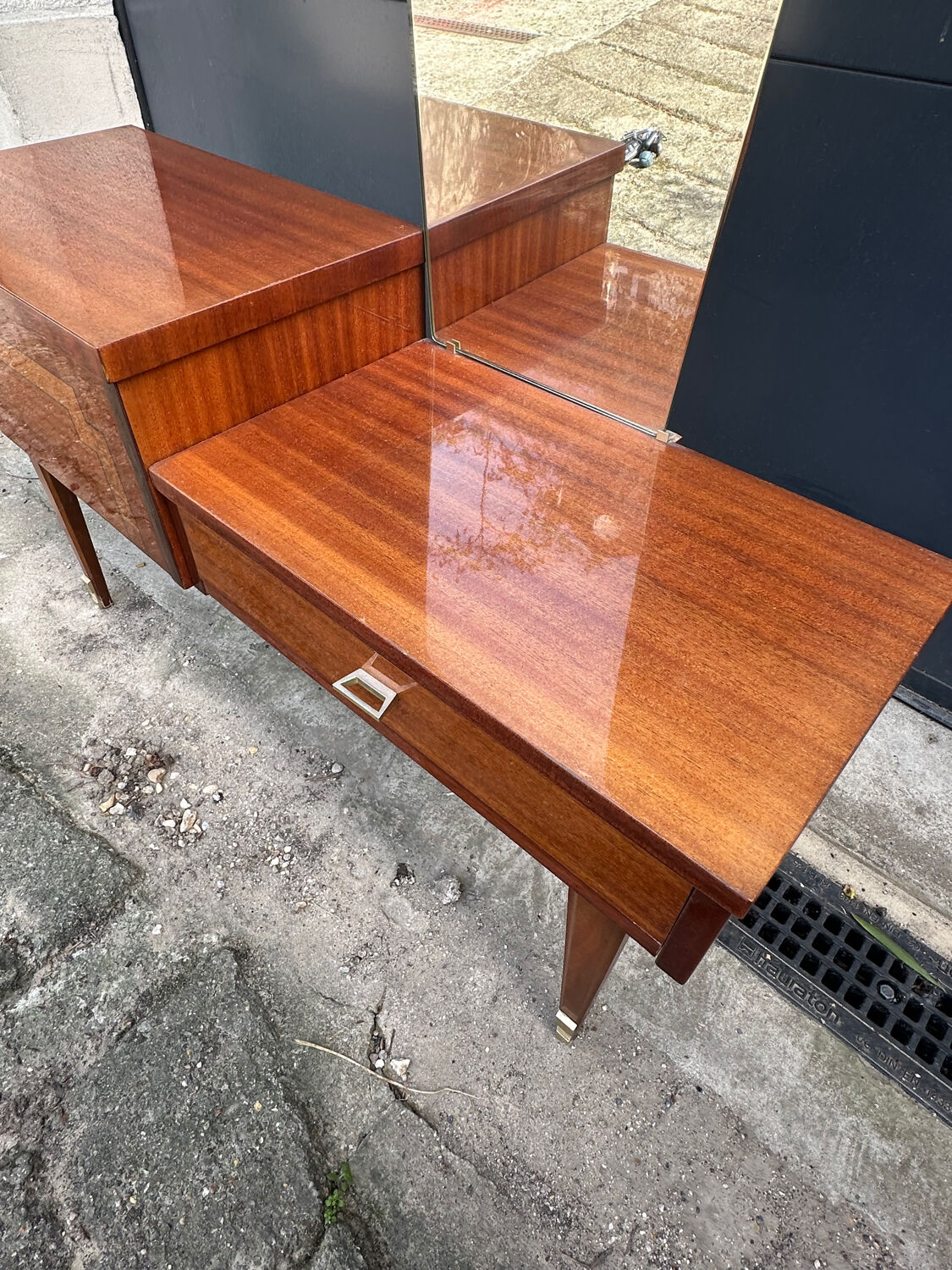 Furniture with a mirror