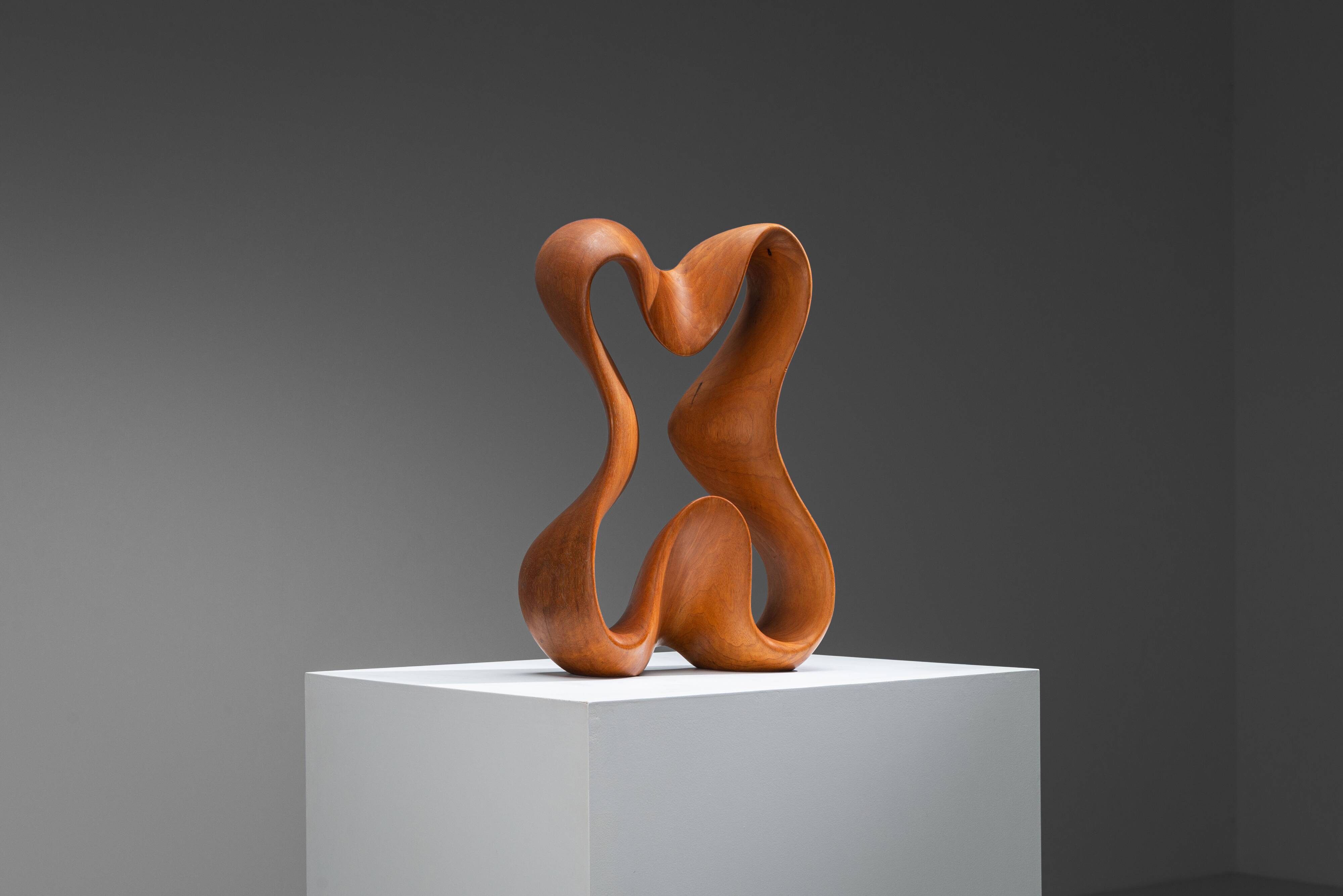 Sculpture abstraite avec des courbes organiques fluides.