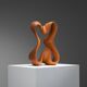 Sculpture abstraite avec des courbes organiques fluides.