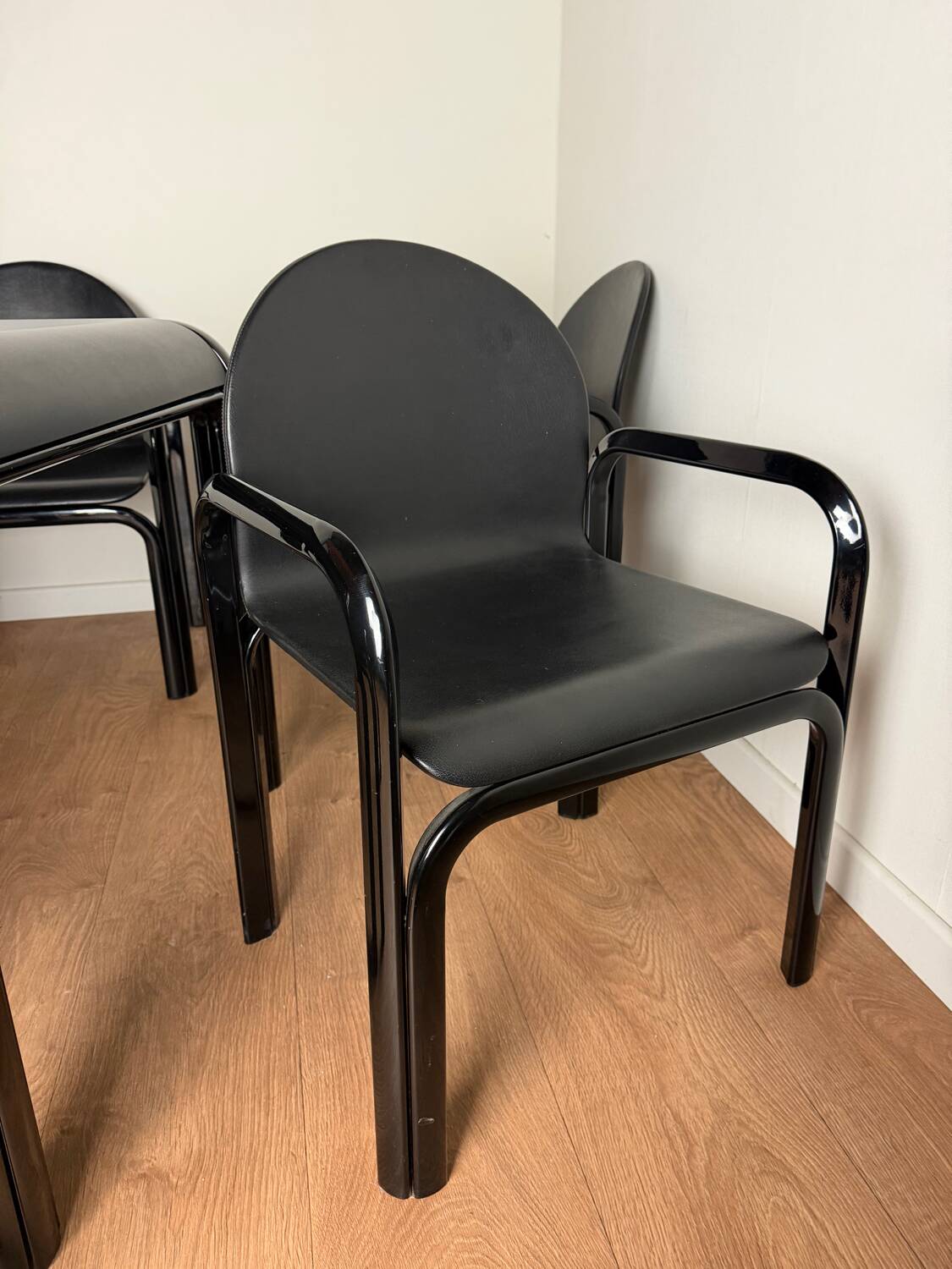 Knoll Orsay set – table & 4 chairs – black lacquered steel & faux leather
