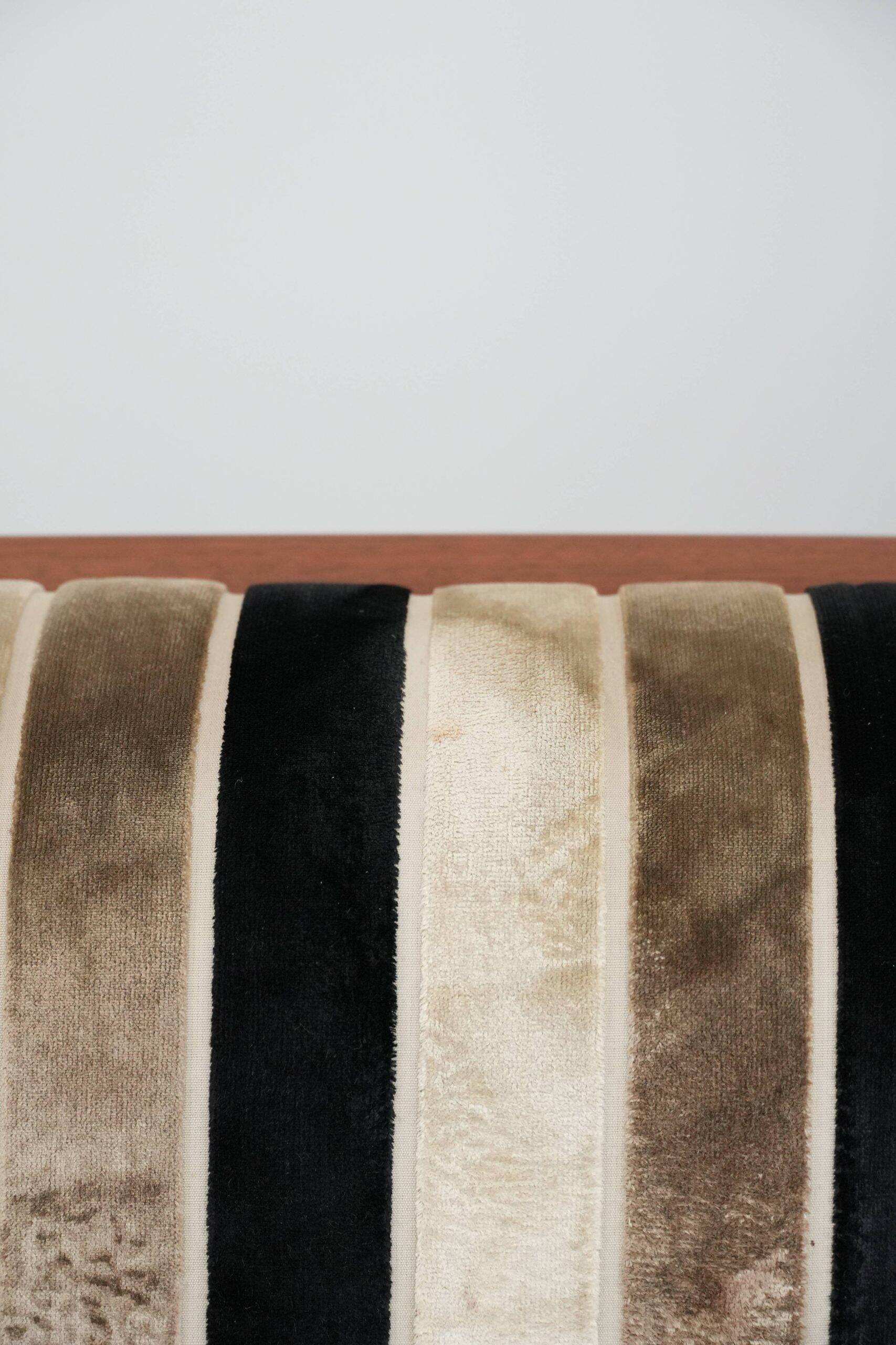 Canapé 2,5 places de luxe au design Art Déco, avec de magnifiques boiseries et un revêtement en tissu de haute qualité.