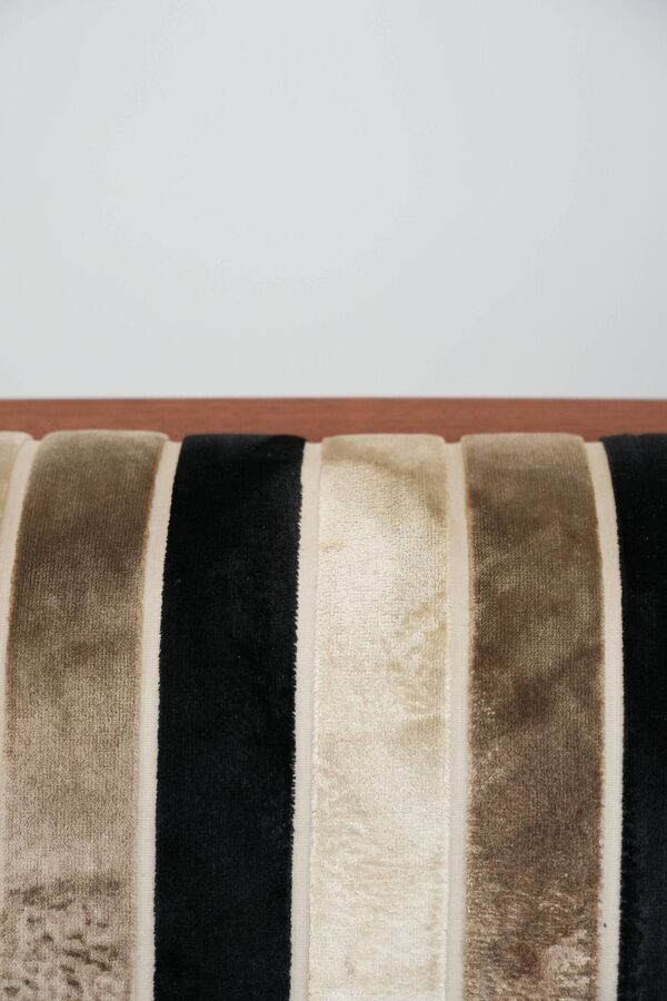 Canapé 2,5 places de luxe au design Art Déco, avec de magnifiques boiseries et un revêtement en tissu de haute qualité.