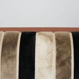 Canapé 2,5 places de luxe au design Art Déco, avec de magnifiques boiseries et un revêtement en tissu de haute qualité.