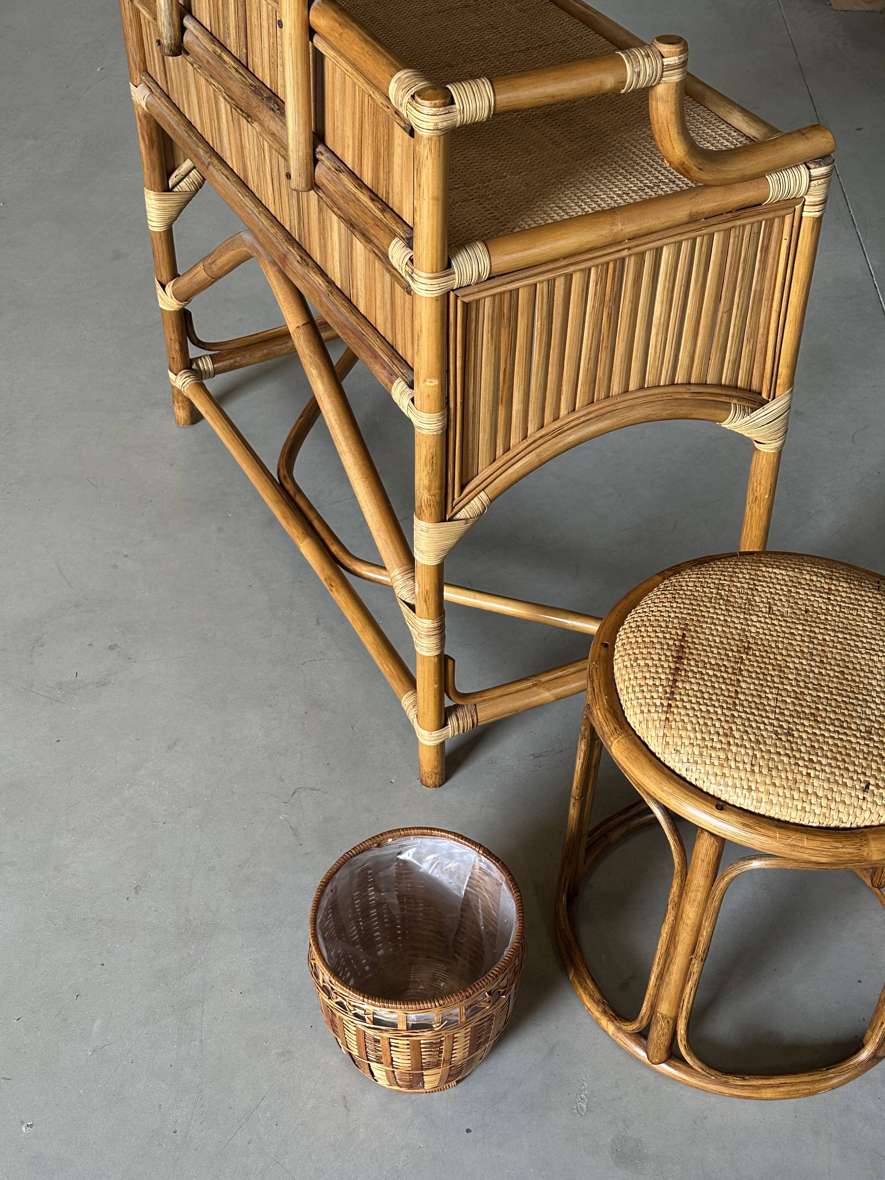 Coiffeuse vintage en rotin et ses accessoires