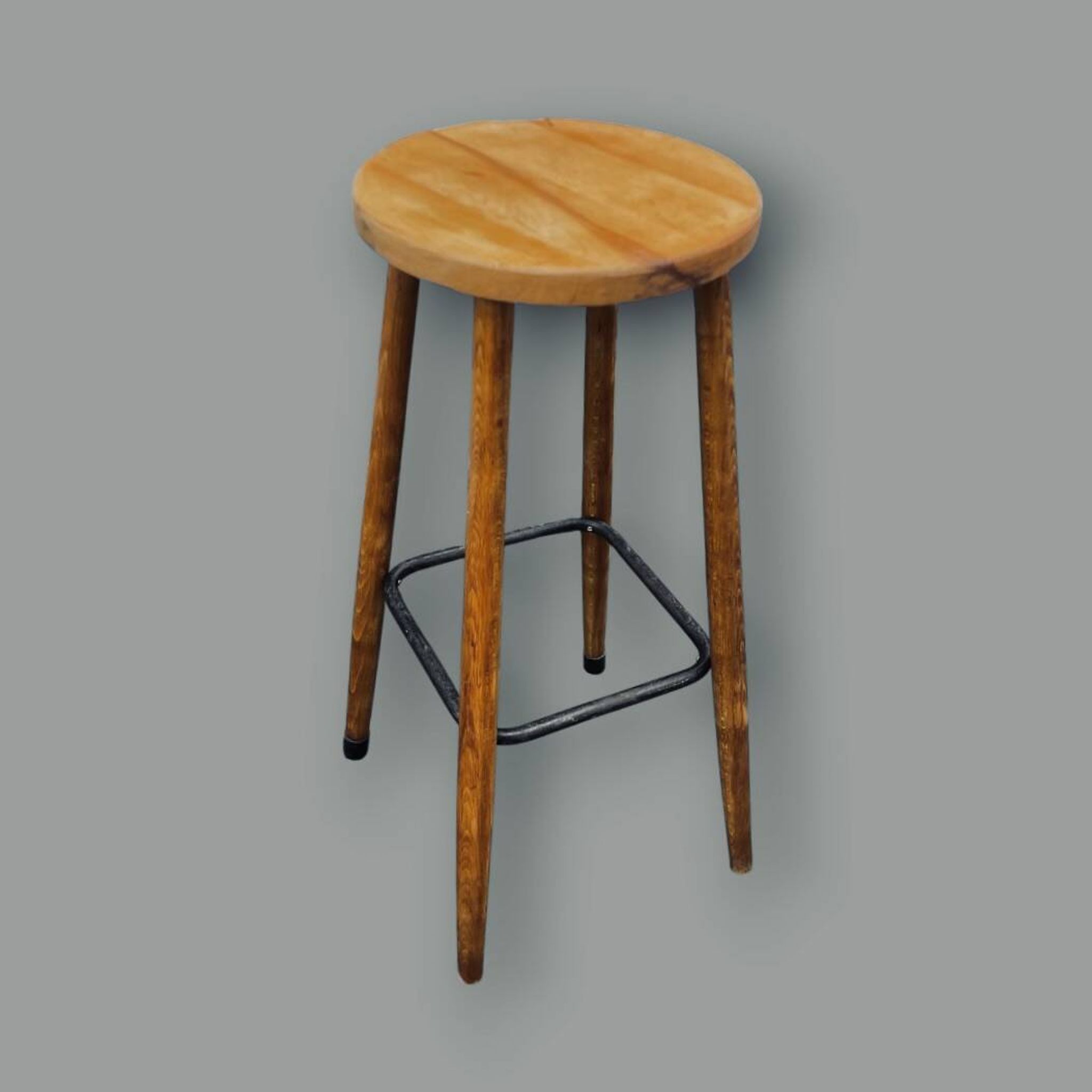 Ancien tabouret de bar en bois et métal – design sobre et authentique