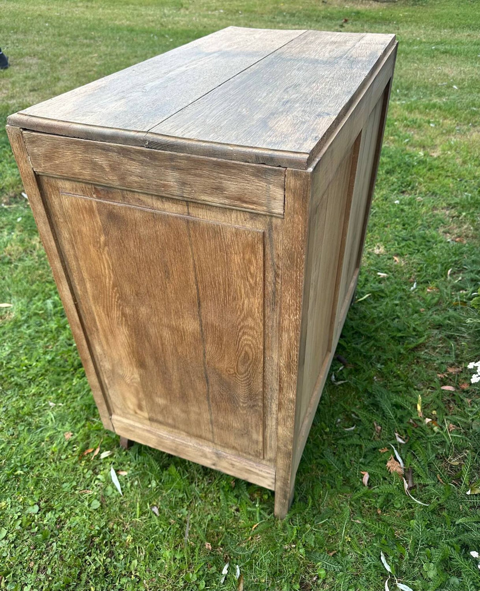 Commode vintage en bois massif sculpté – 4 tiroirs