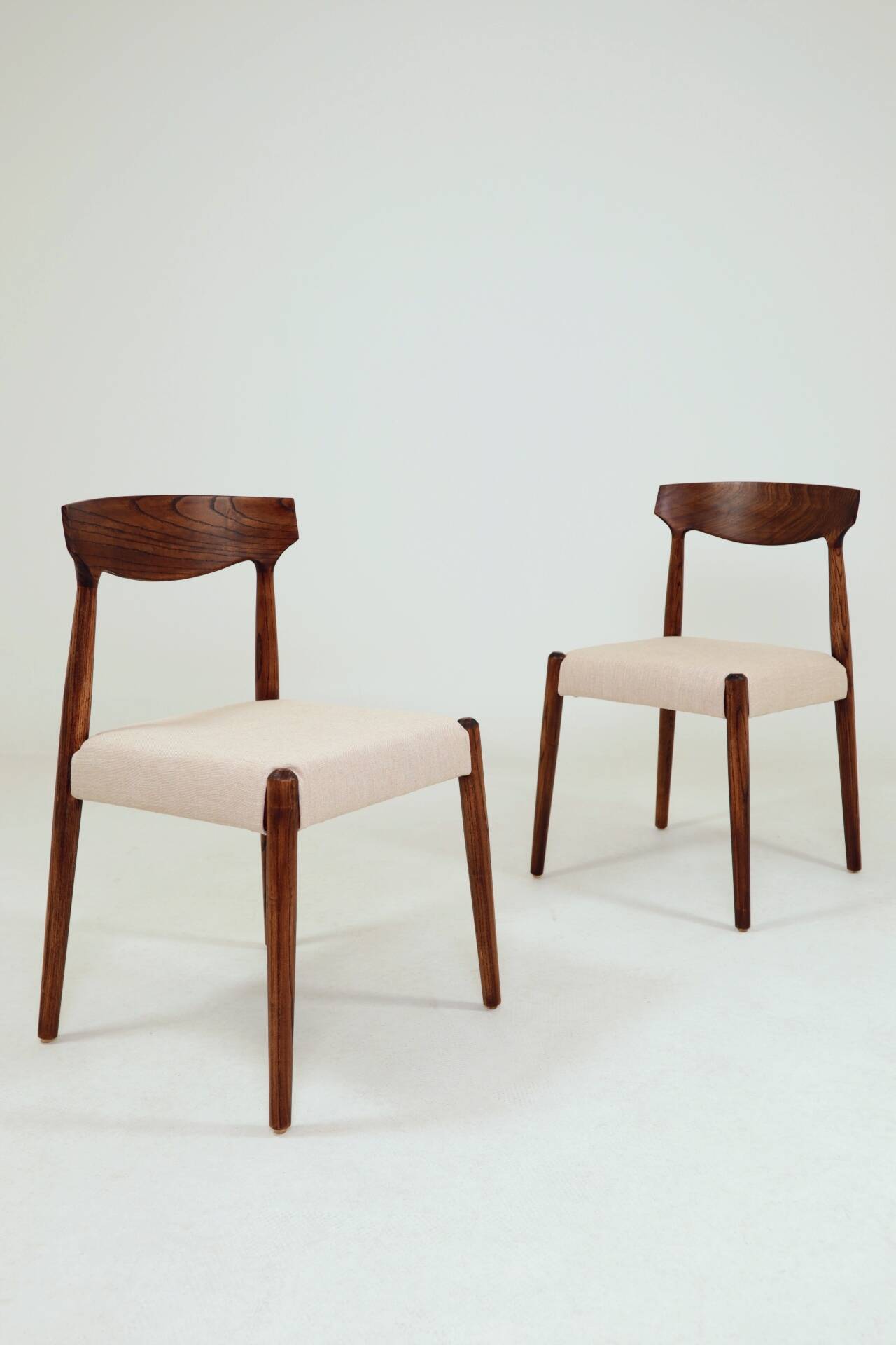 Set of two dining chairs in Scandinavian design.
