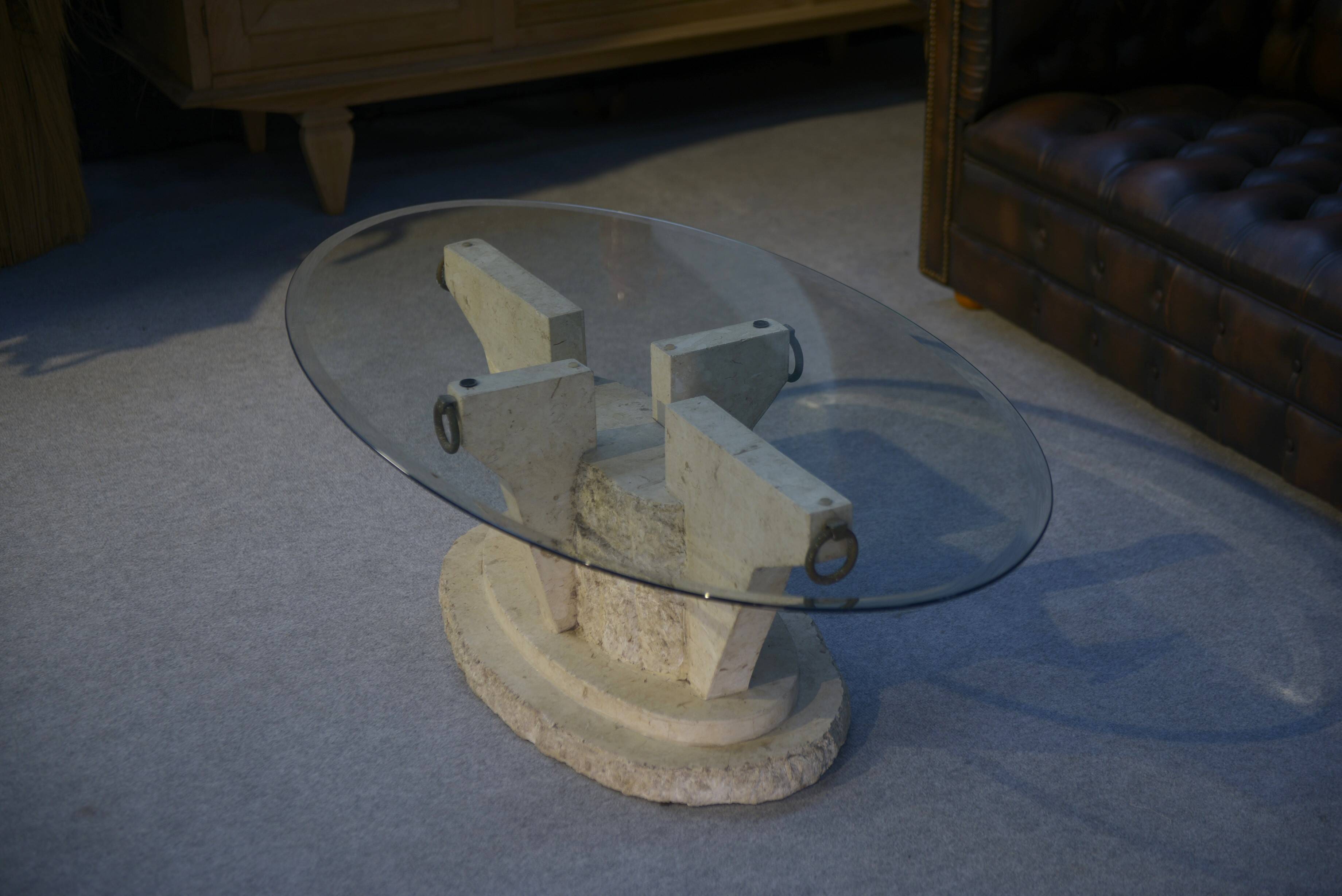 Table basse ovale en résine imitant le travertin, 1970