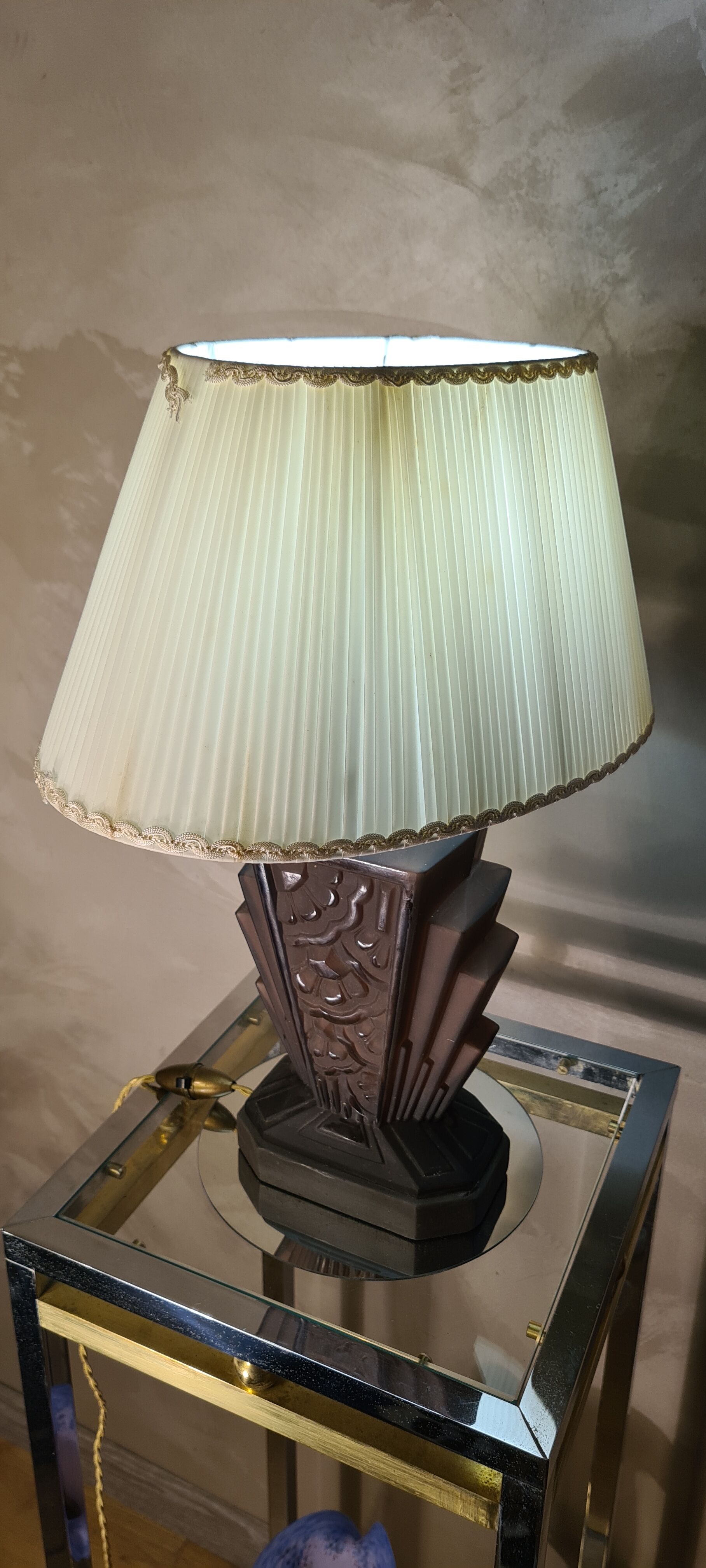 Large Art Deco lamp in V opaque molded glass, 46x33 in its juice,