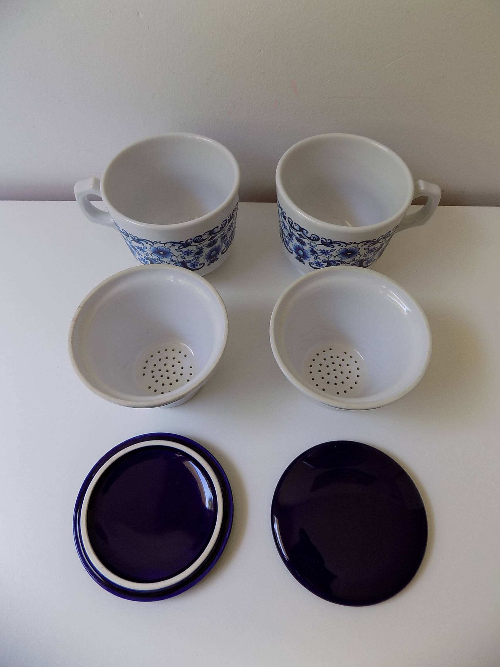 2 tasses à thé avec infuseur (tisanière)