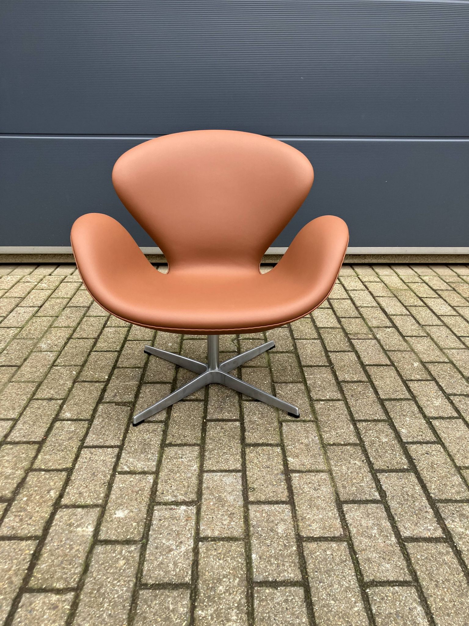 2x Fritz Hansen Swan chair by Arne Jacobsen, NEW condition!!