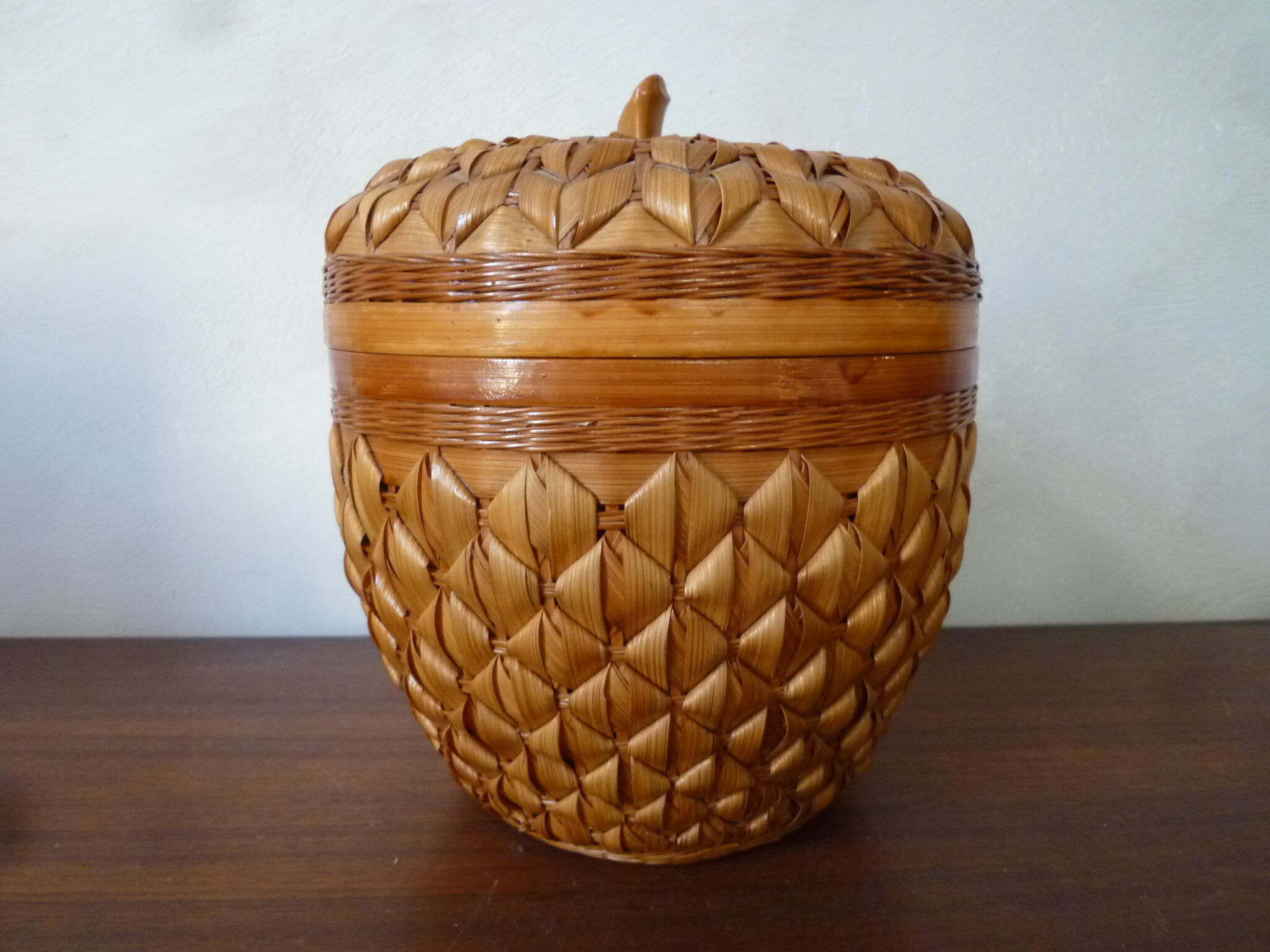 Apple box made of vegetable fibre