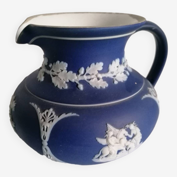 Ancien Pichet en jaspe bleu foncé Wedgwood XIXè siècle en parfait état 



Antique Wedgwood Jasperware Creamer Angleterre Dark Blue & White Bas Relief Jasperware néoclassique 

XIXÈ