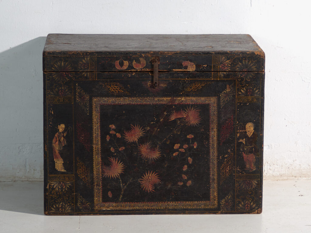 Antique chest painted in pine wood – China, around 1900