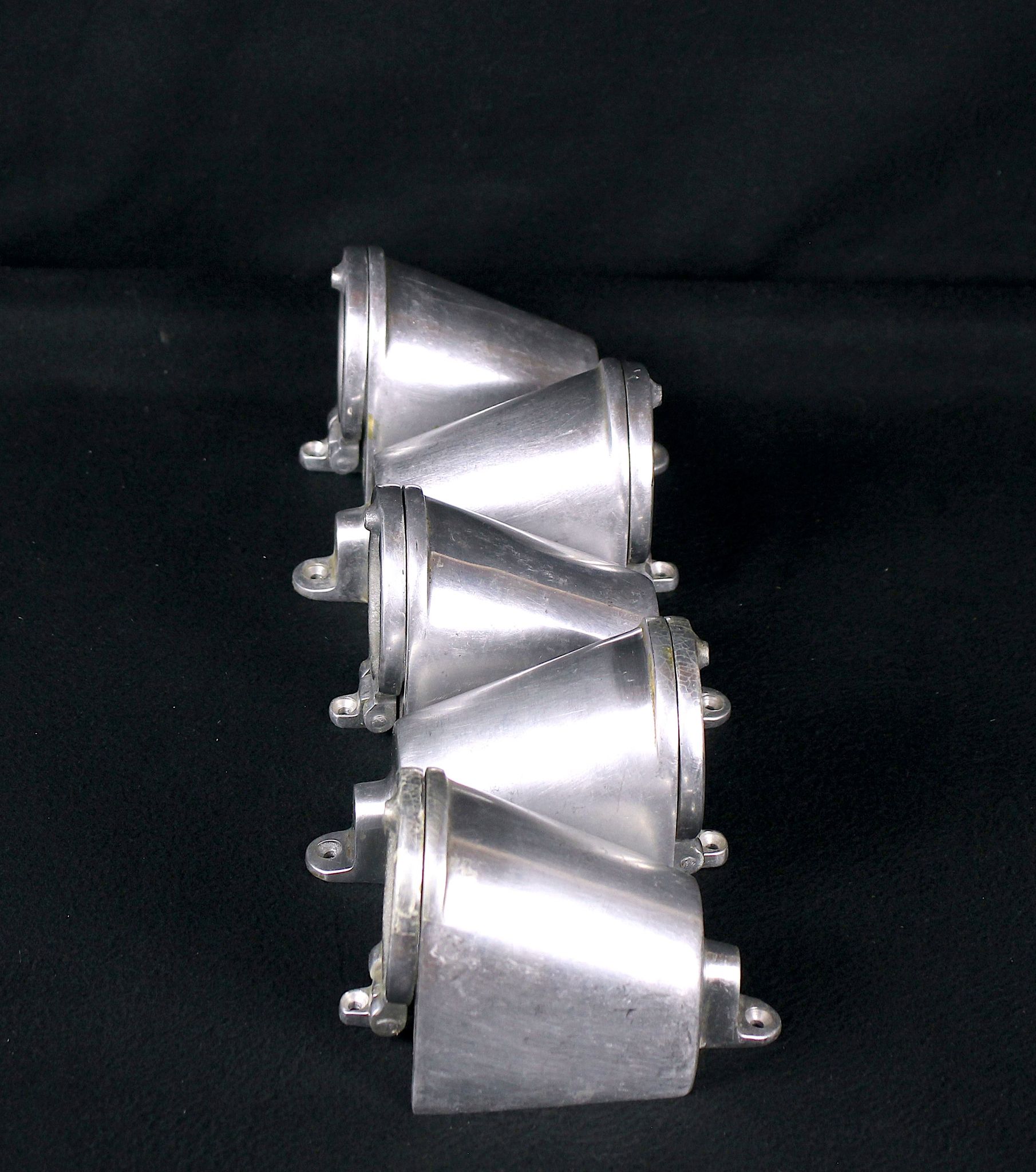 Robust aluminum wall lamp