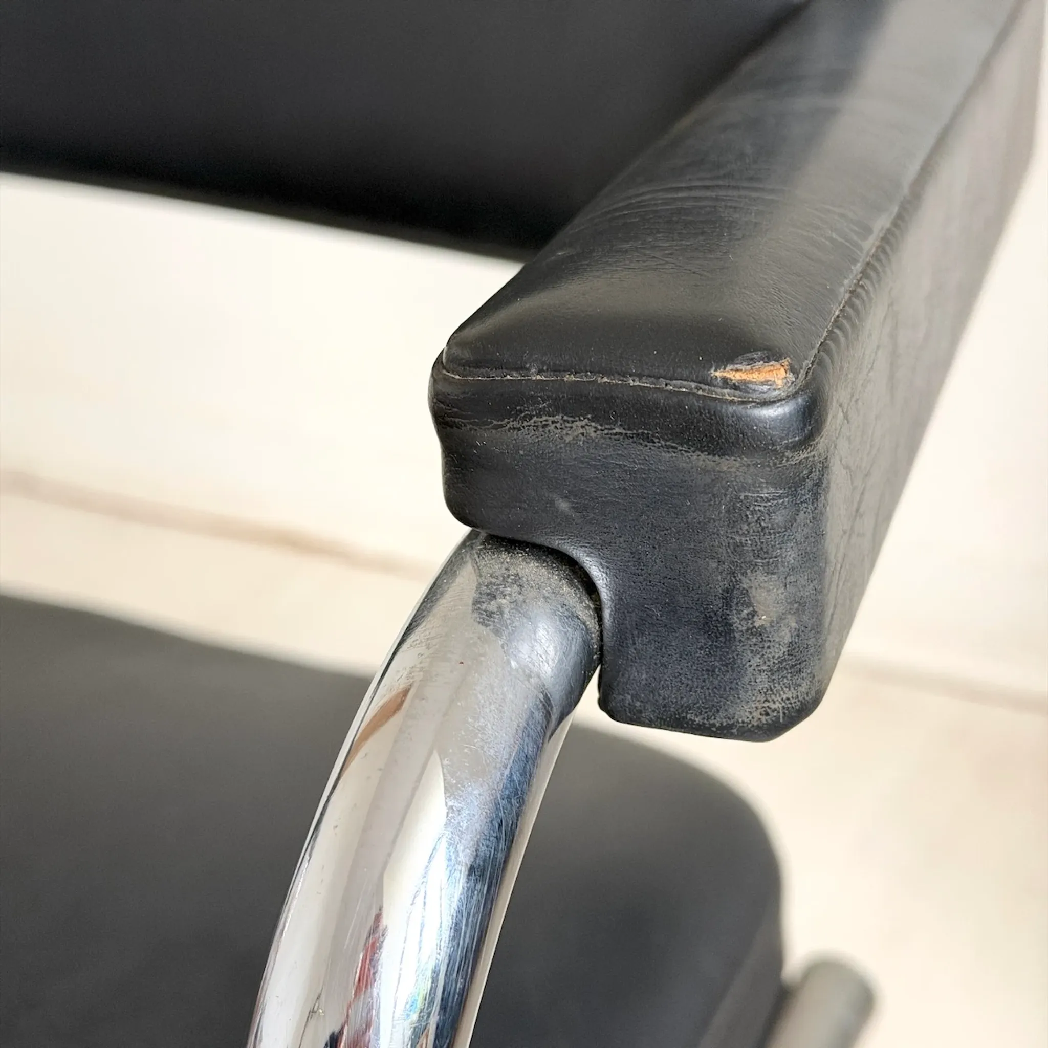Chrome office chair with vintage faux leather from the 1960s.