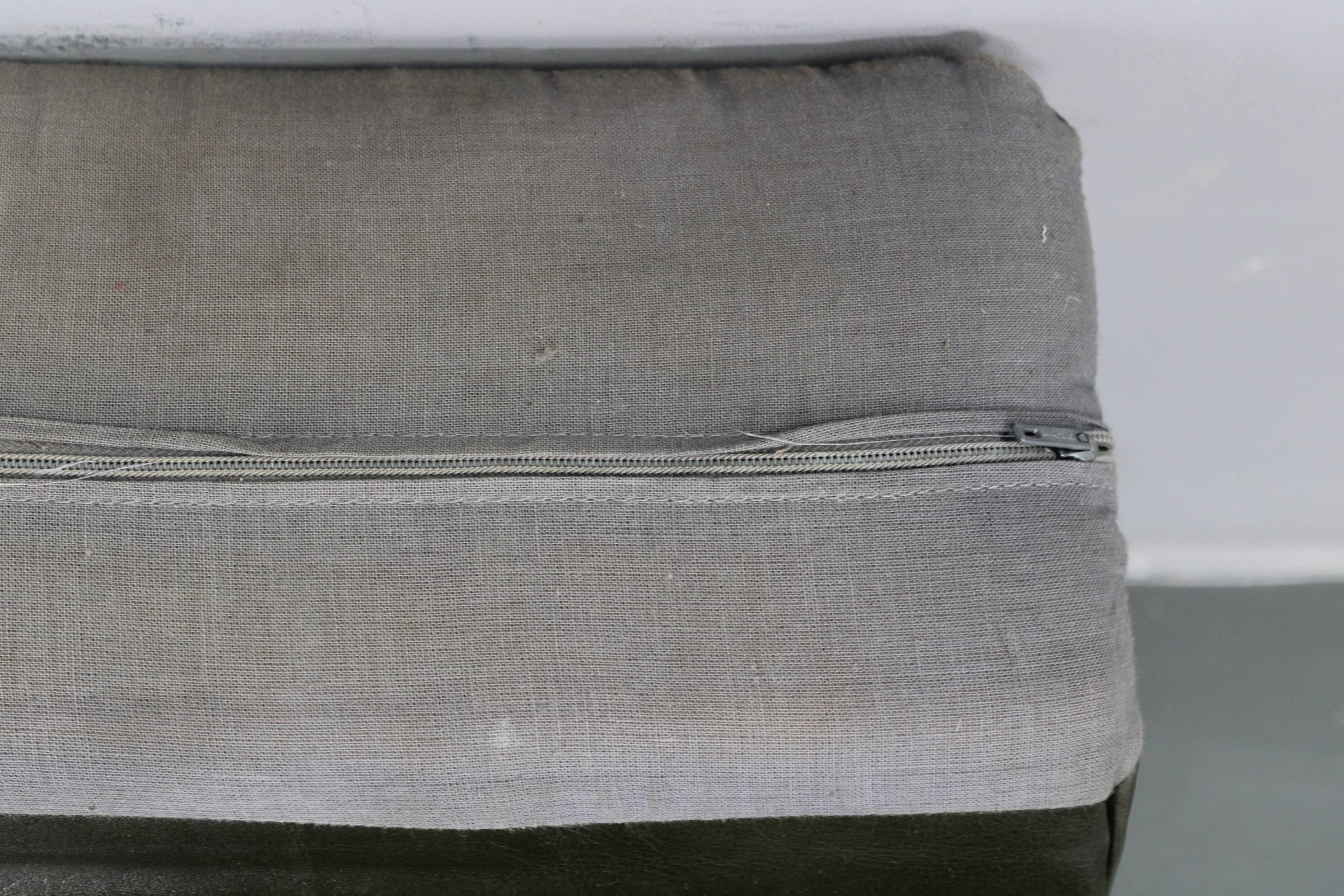 Fauteuil en cuir vert des années 70, Tchécoslovaquie.