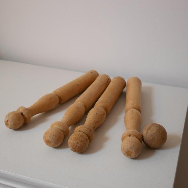 Lot de 4 quilles en bois avec une boule