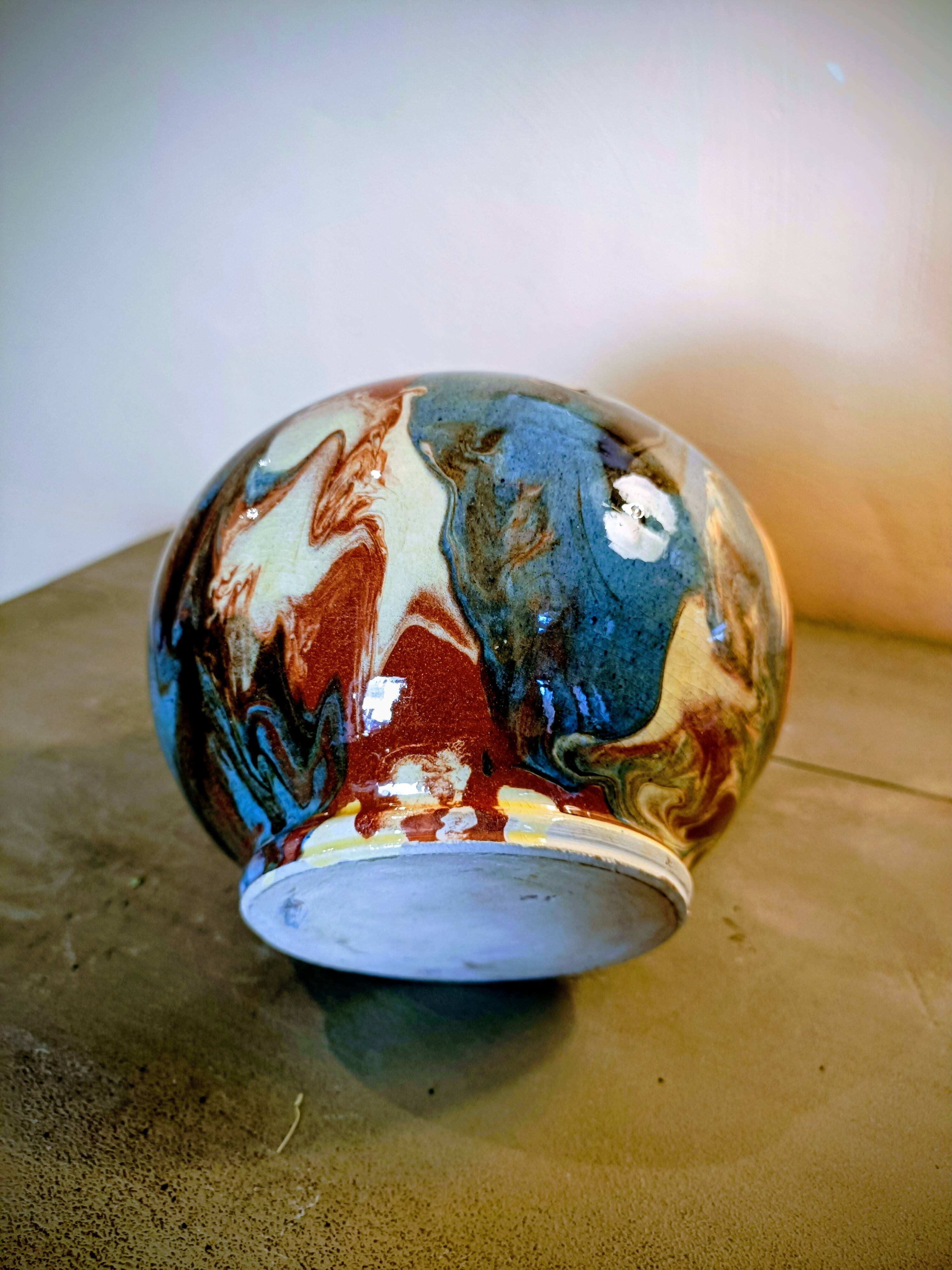 2 vases with flowers