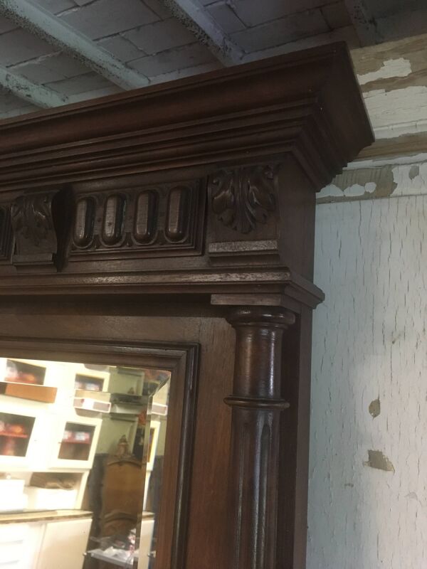 Miroir biseauté de style Henri ii en noyer
