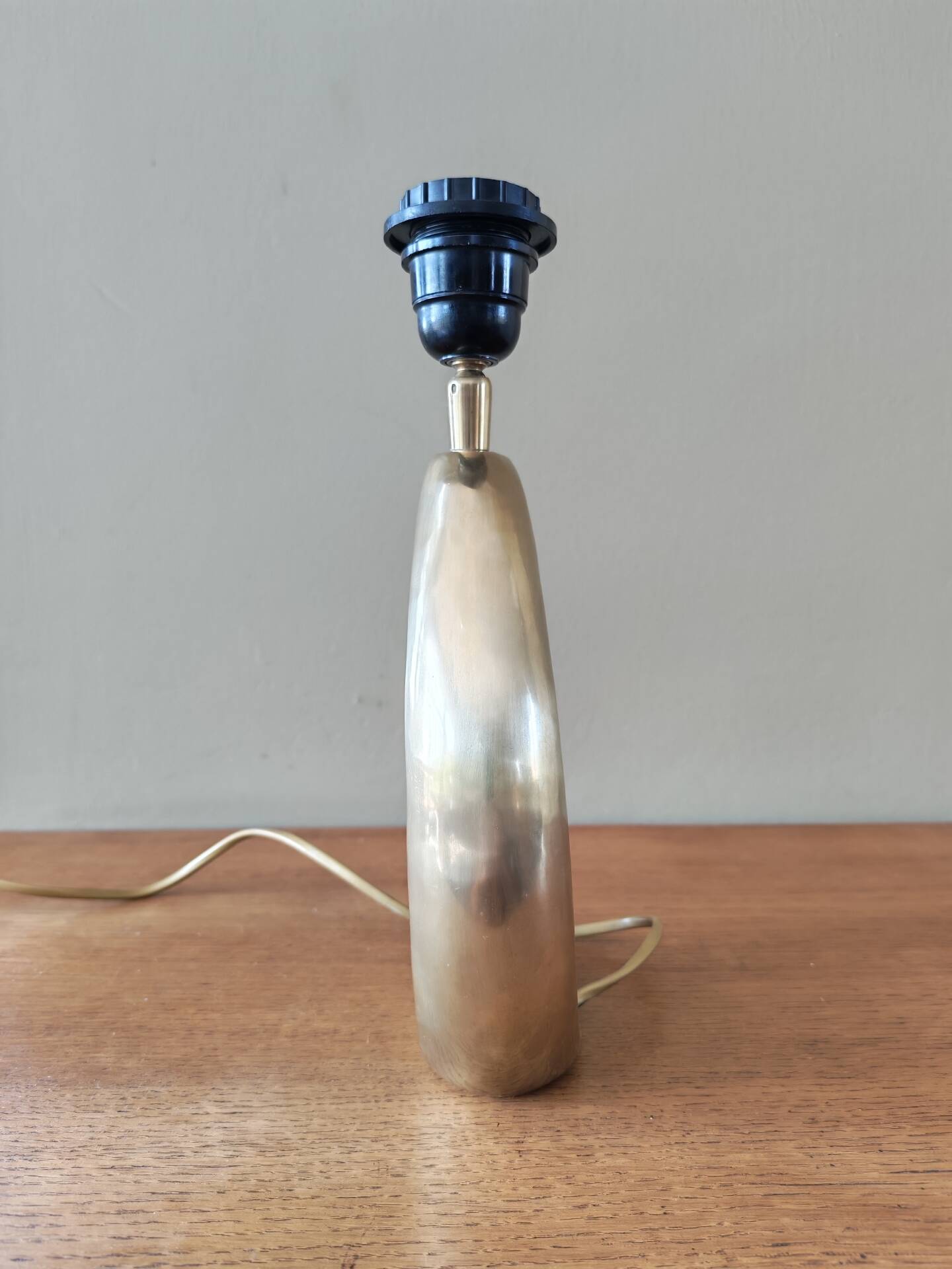 Pied de lampe desing vintage en laiton forme vague