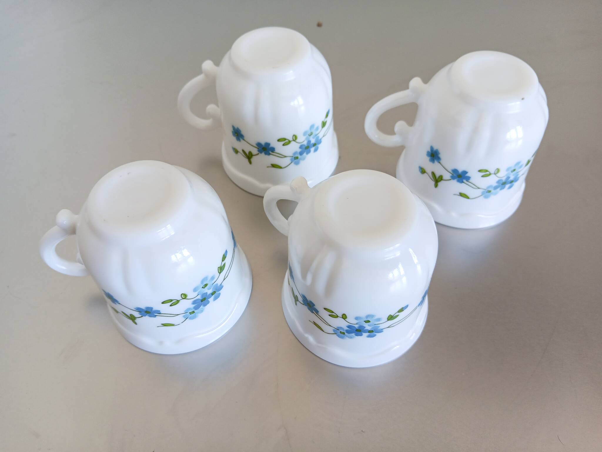 4 Veronica model espresso cups with small iconic forget-me-not flowers from the 80s