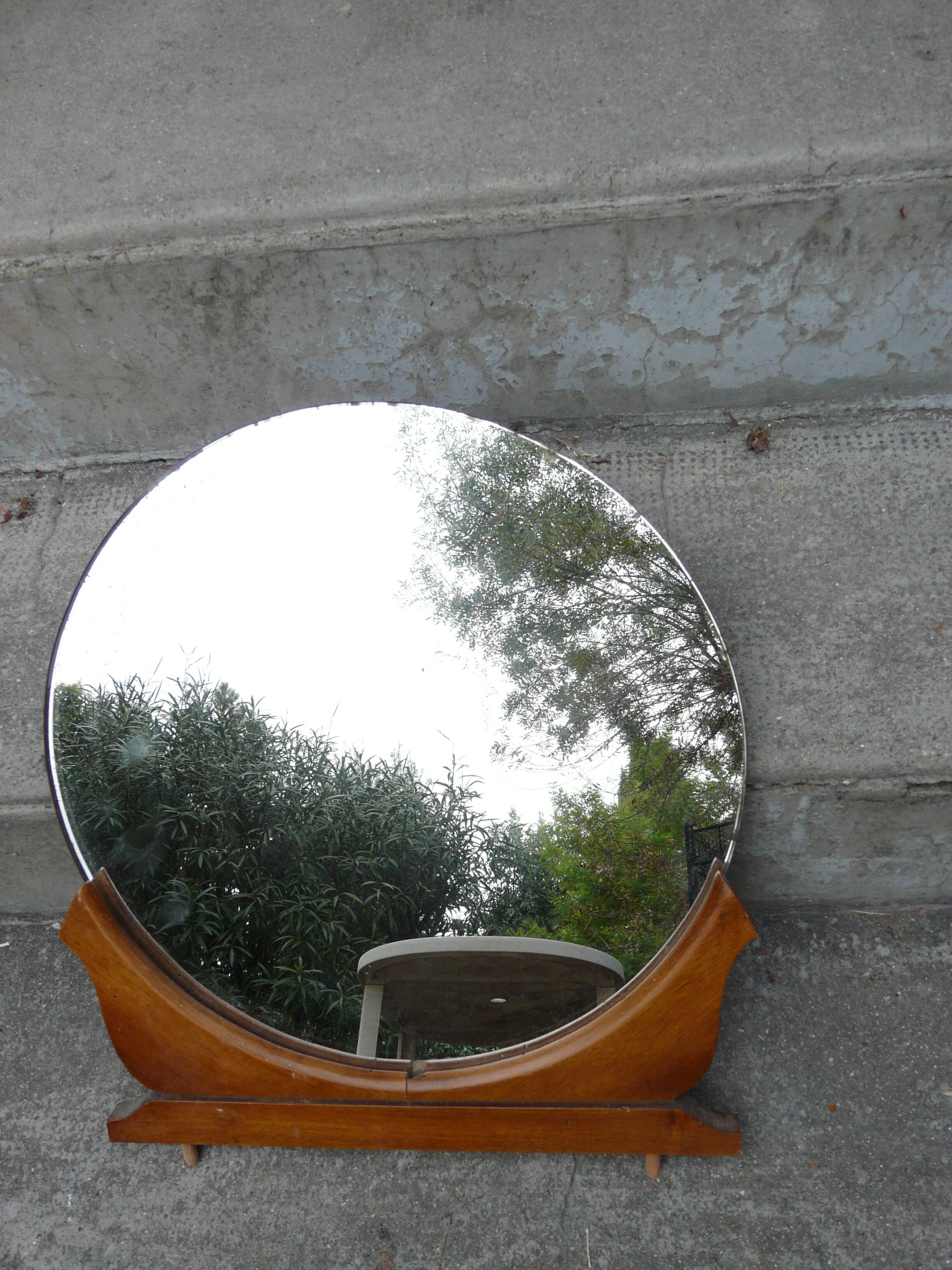 Round mirror on 60's furniture