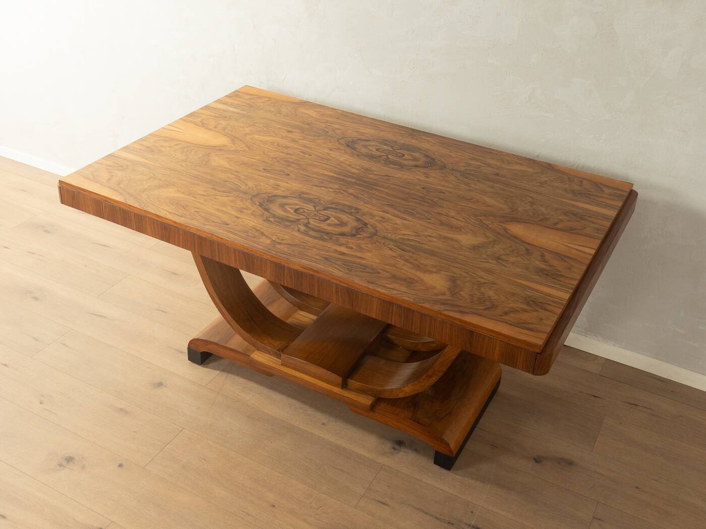 Elegant Art Deco dining table from the 1930s, walnut root veneer