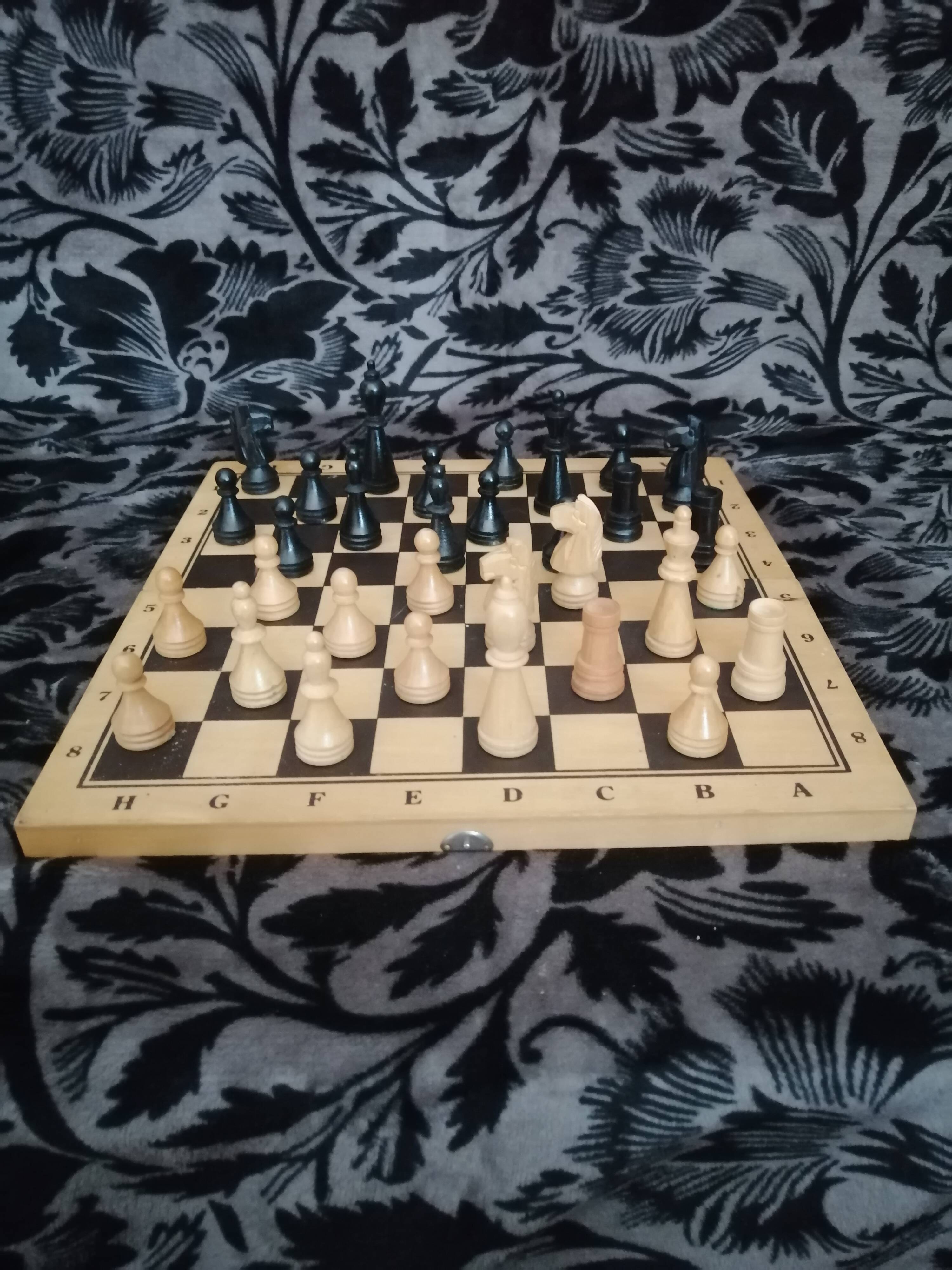 Chess set vintage foldable travel box