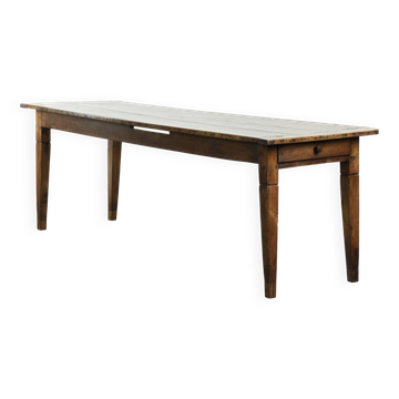 Table en chêne ancien du 19ème siècle avec un plateau en noyer pour 6 à 8 personnes.